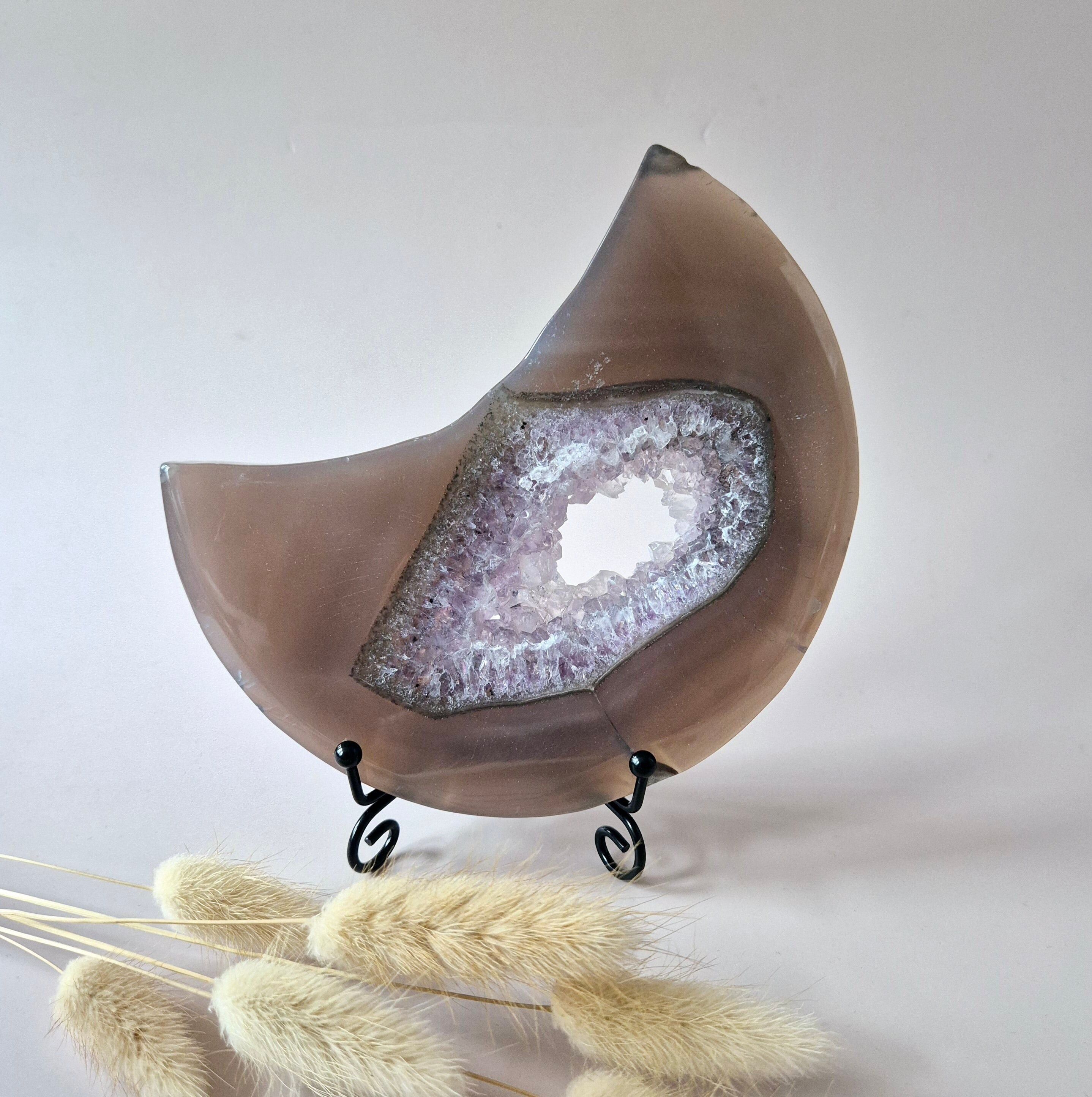 Gray Agate Moon with Druzy & Amethyst Inclusions – 13–15 cm (incl.metal stand) #1 370g
