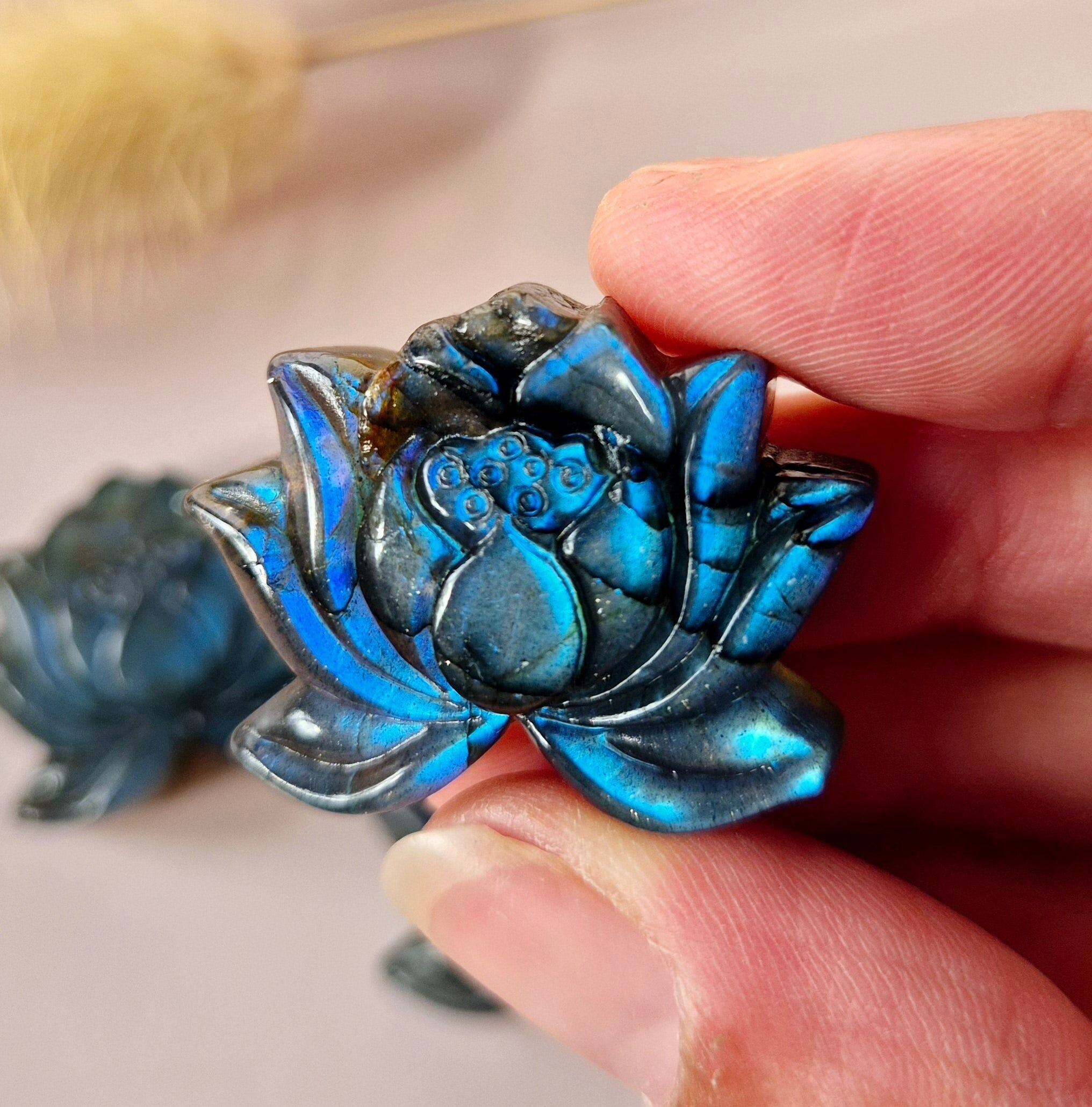Labradorite Lotus – Gemstone Carving with Flash (3 cm)