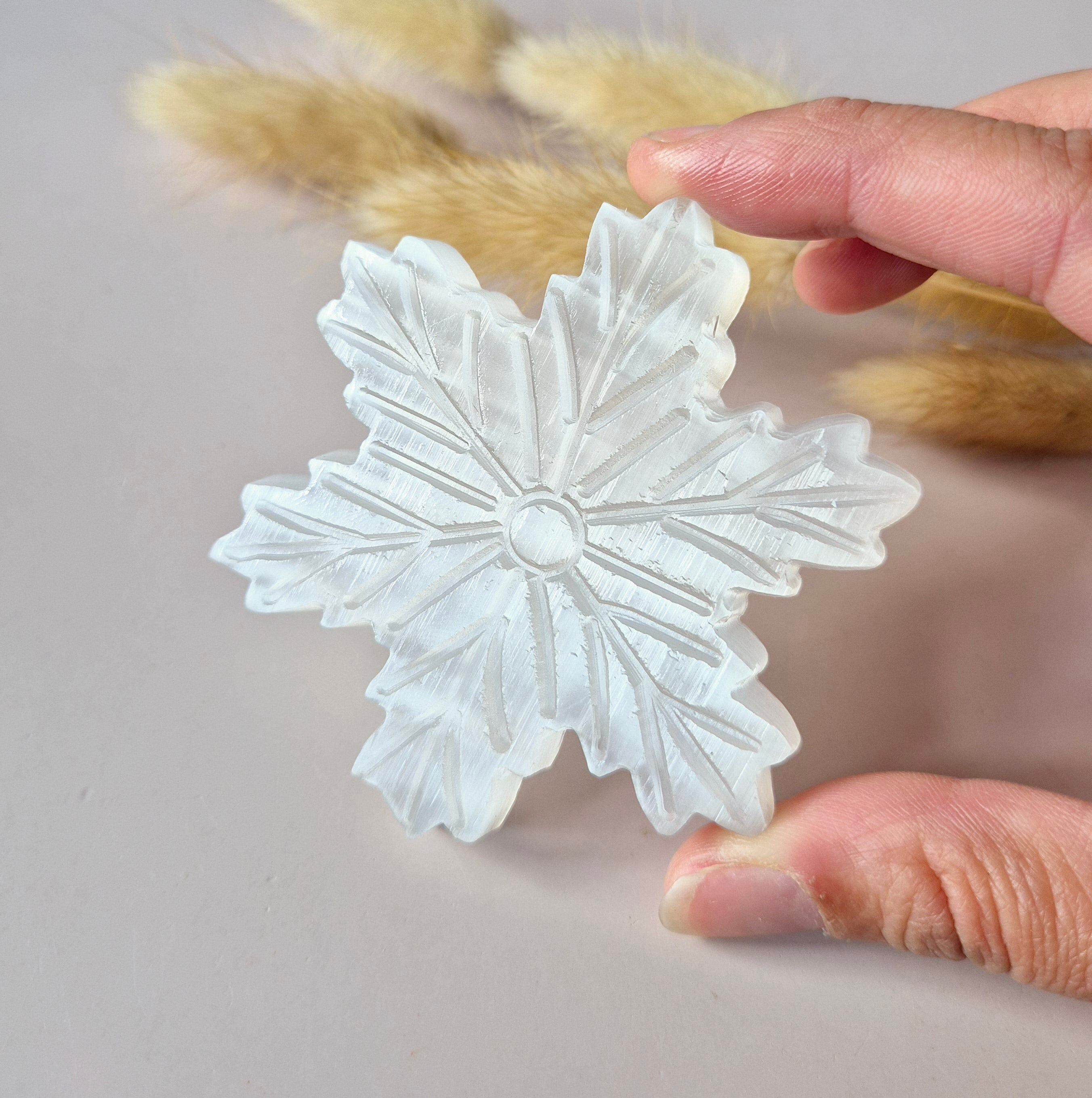 Flocon de neige en sélénite sculpté de 70 mm - Décoration d'hiver en pierre précieuse de Noël