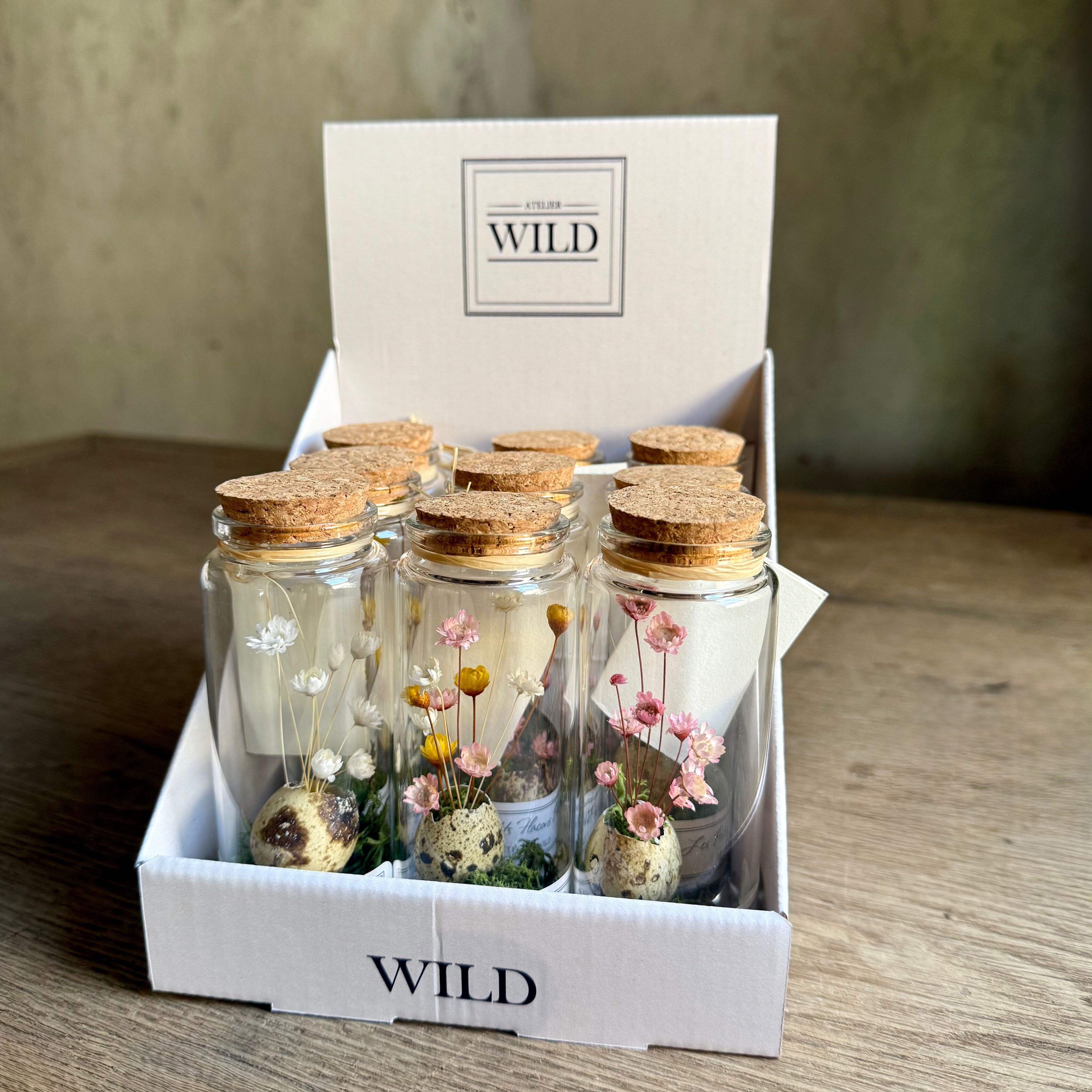 Confezione “24 piccole bottiglie poetiche — Fiori” + POS gratuito (capacità espositiva: 9 pezzi)