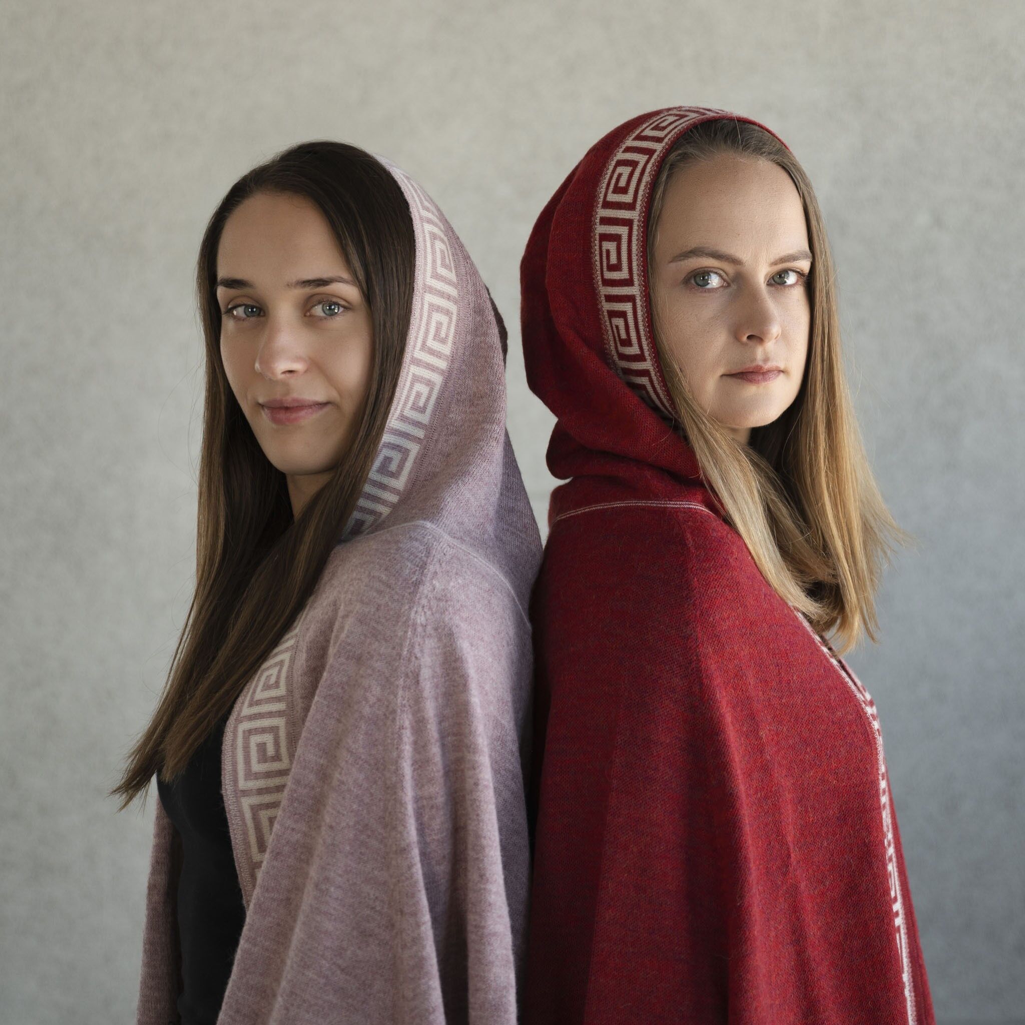 Poncho corto de alpaca LUZ para mujer con capucha