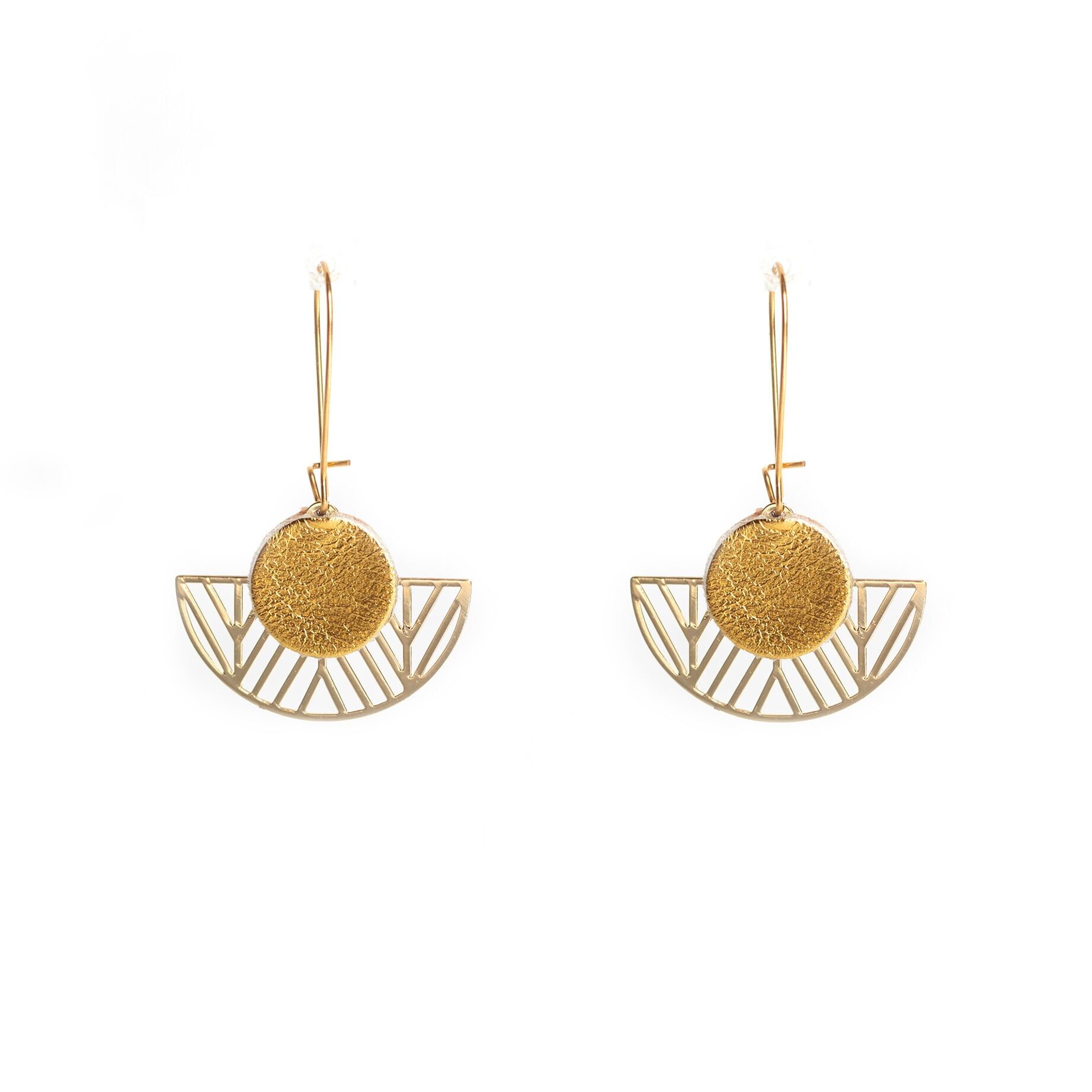 Orecchini a forma di ruota di pavone in pelle dorata