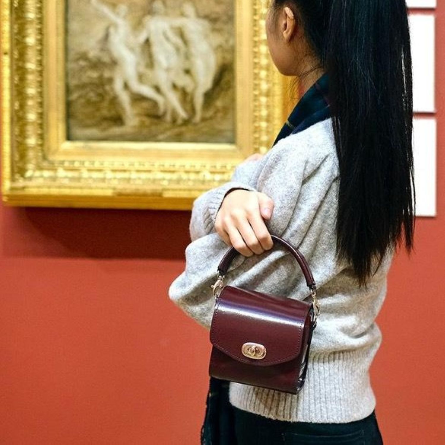 Bolso mini Bauble de cuero brillante hecho a mano