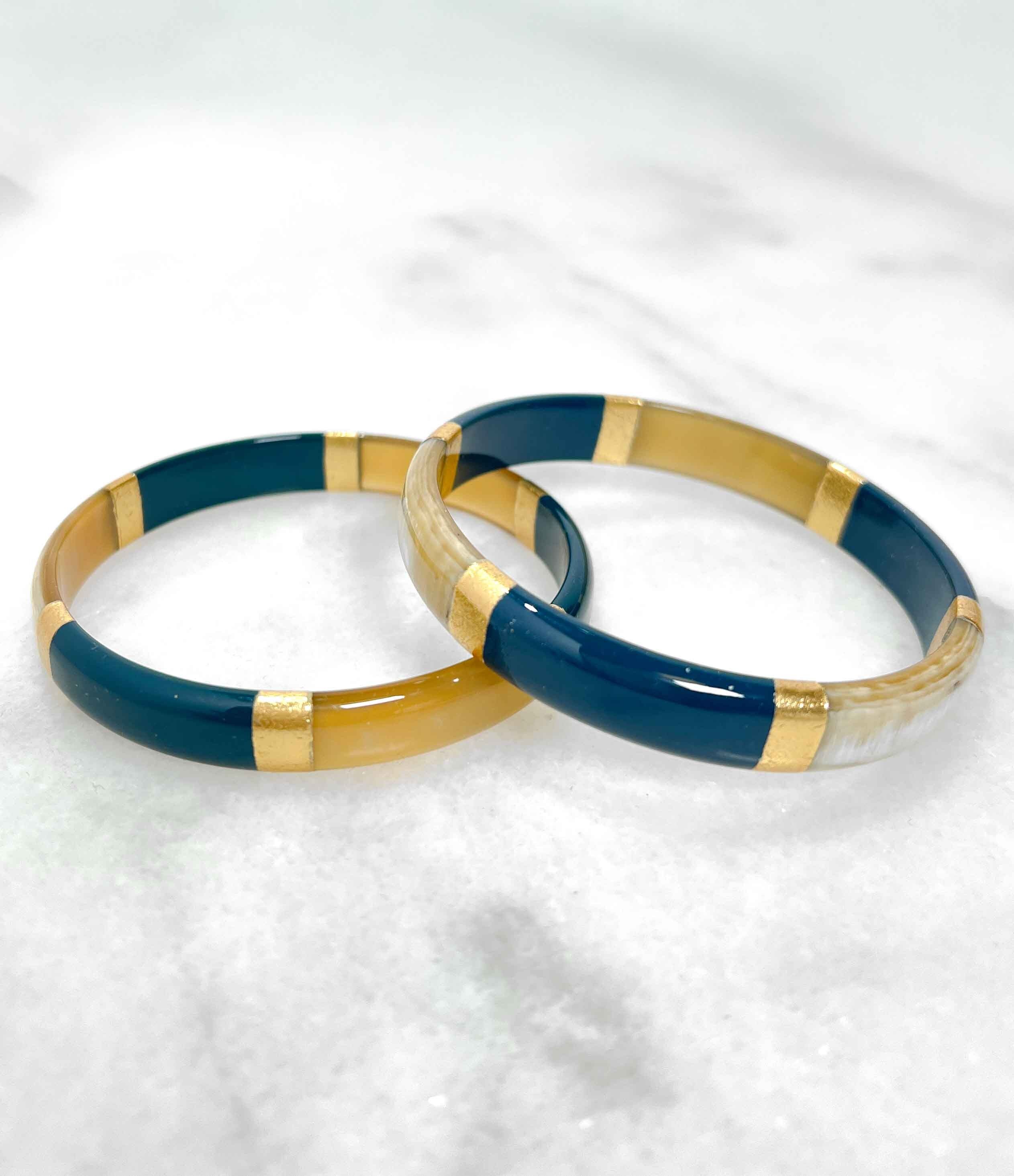 Bracciale rigido blu anatra e foglia oro in vero corno - 1,2 cm