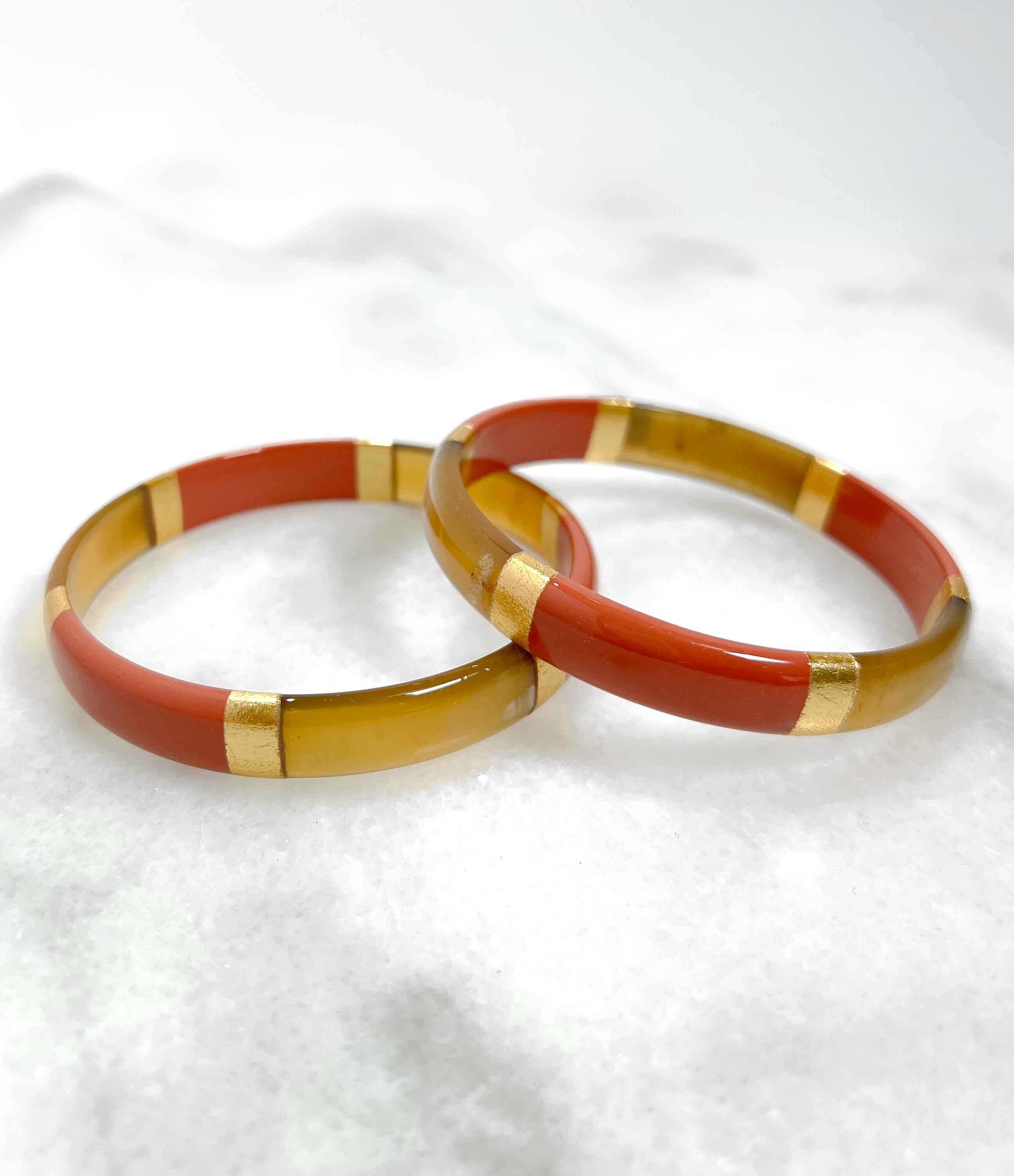 Bracciale rigido color salmone e foglia d'oro in vero corno - 1,2 cm