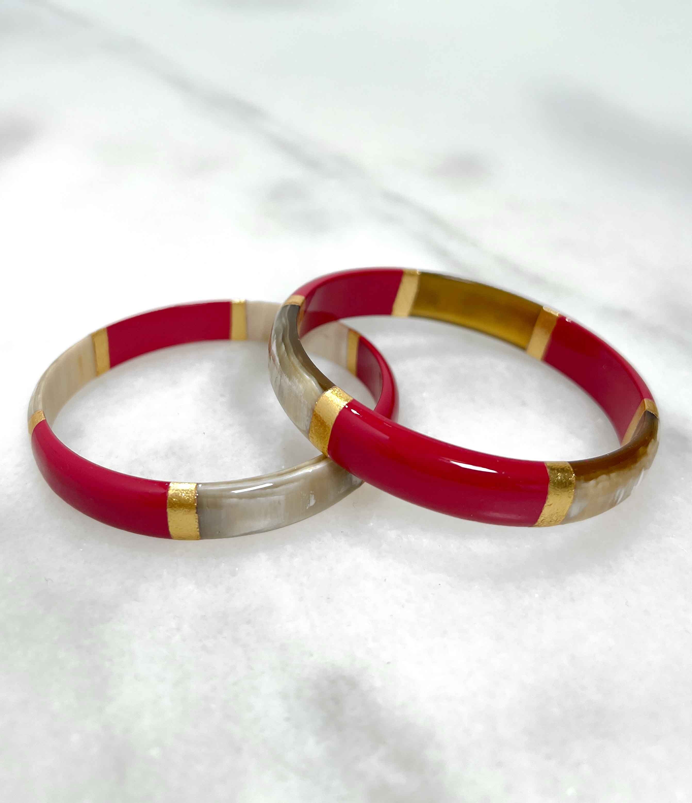 Bracciale rigido in vero corno color rosa lampone e foglia oro - 1,2 cm