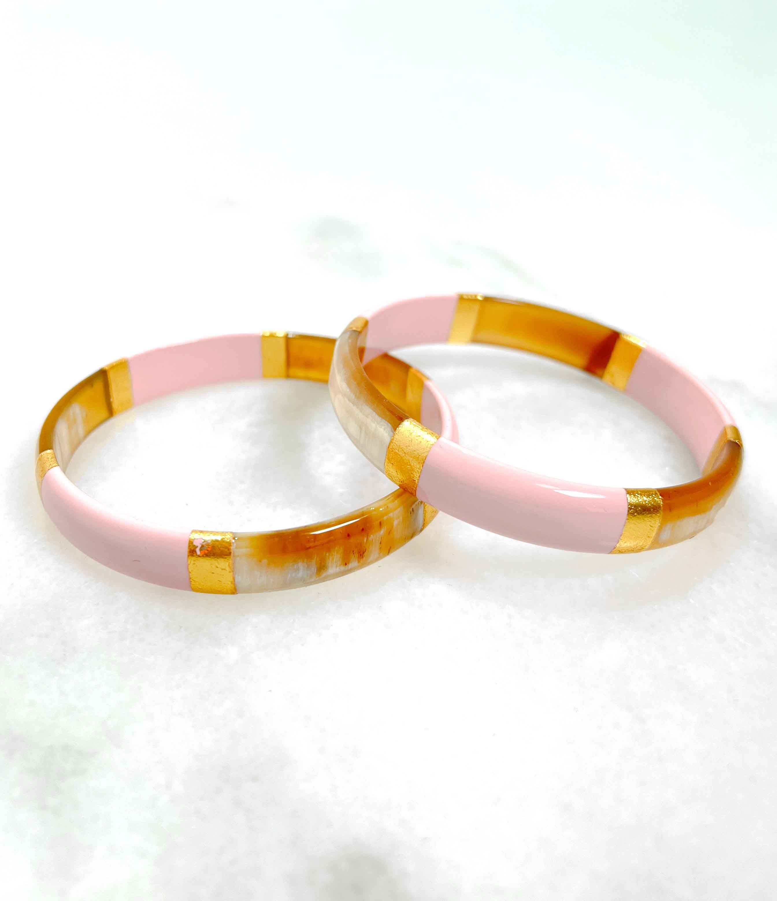 Bracciale rigido in vero corno color rosa pastello e foglia oro - 1,2 cm