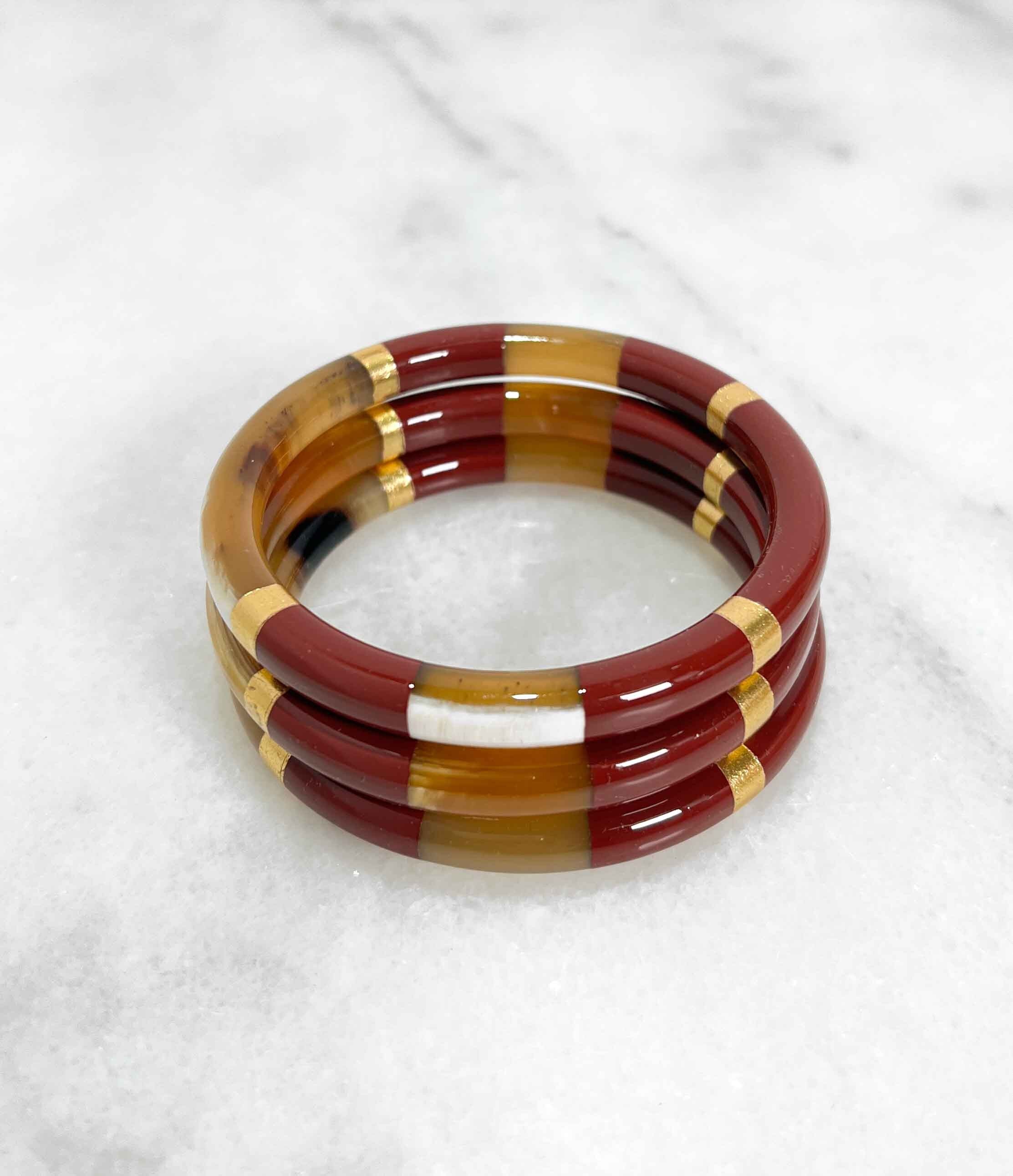 Bracciale spesso in corno color Bordeaux e foglie d'oro
