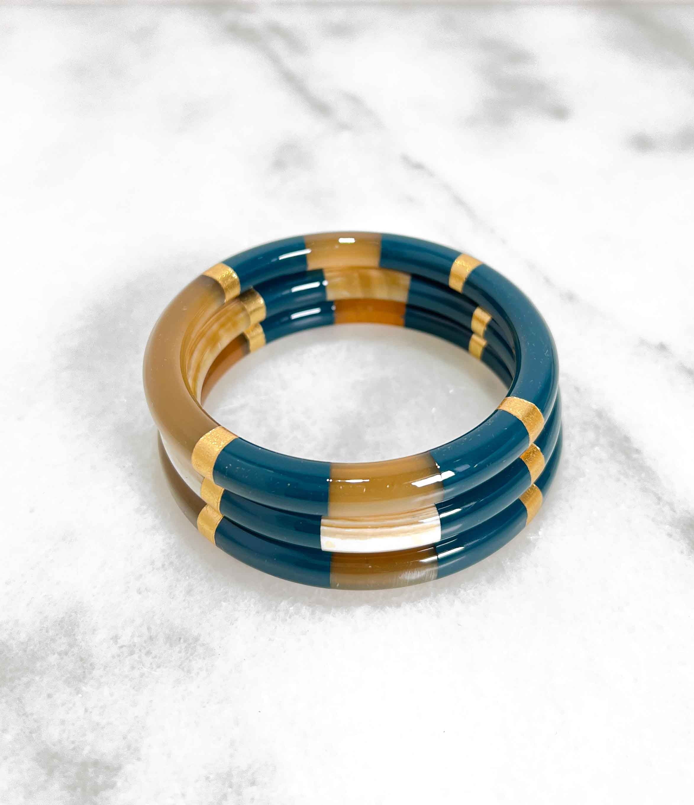 Braccialetto spesso in corno blu anatra e foglie dorate