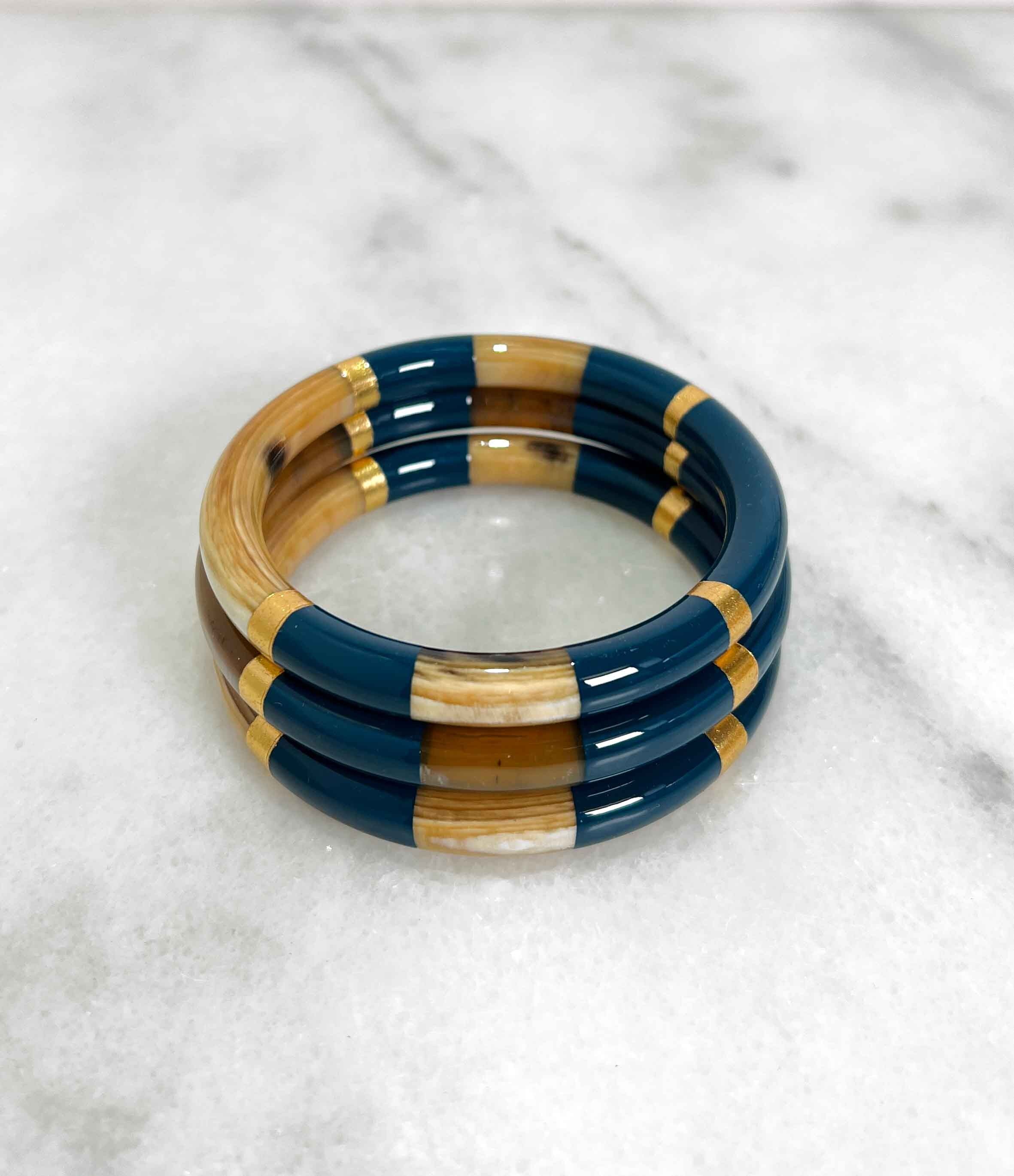 Bracciale spesso in corno blu notte e foglie dorate