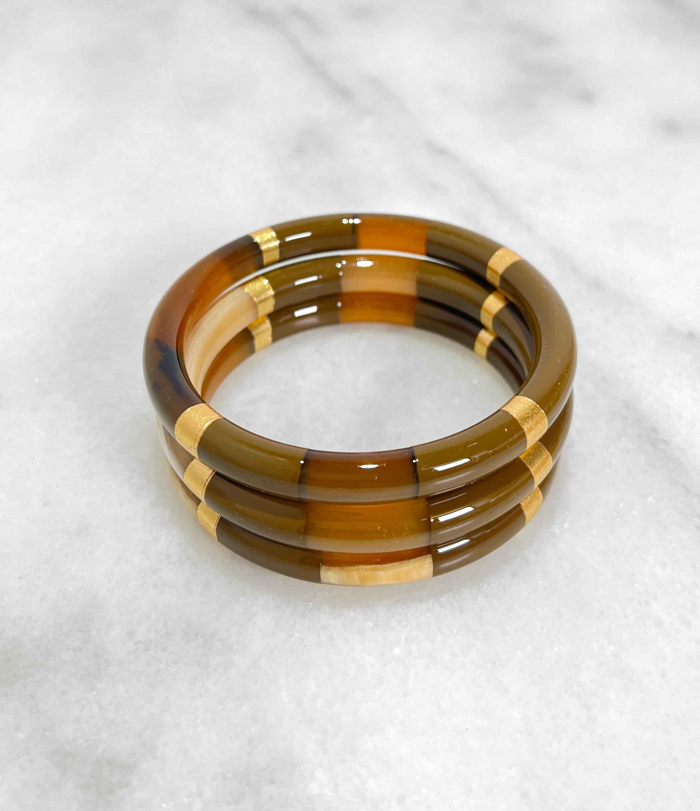 Corno spesso, foglie color cachi scuro e oro