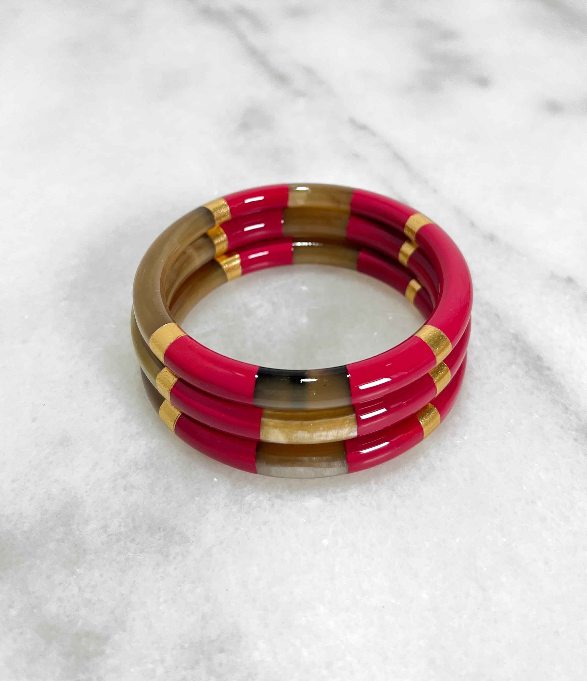 Giunco ​​cornuto spesso, foglie rosa lampone e oro