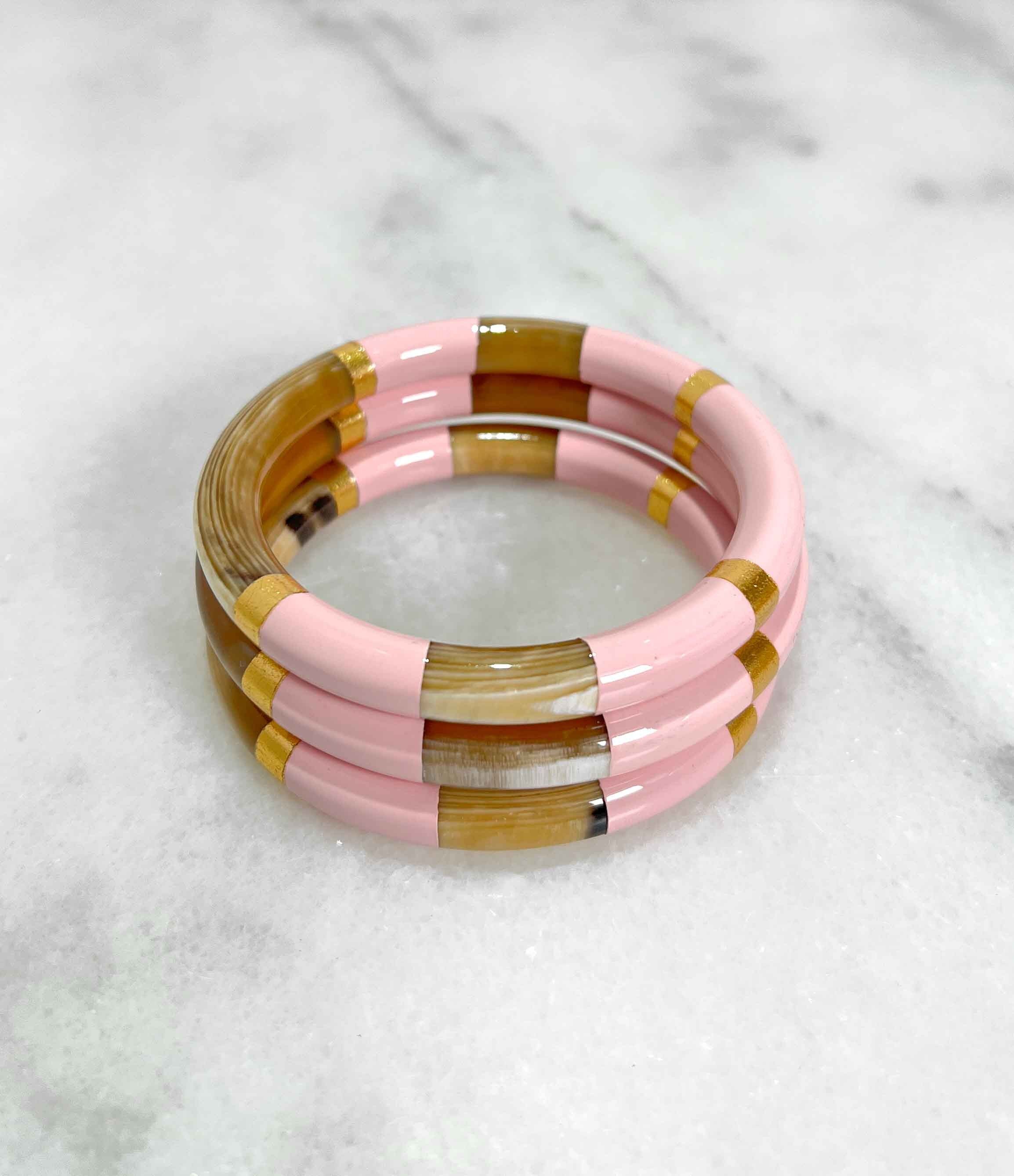 Bracciale spesso in corno, foglie rosa pastello e oro