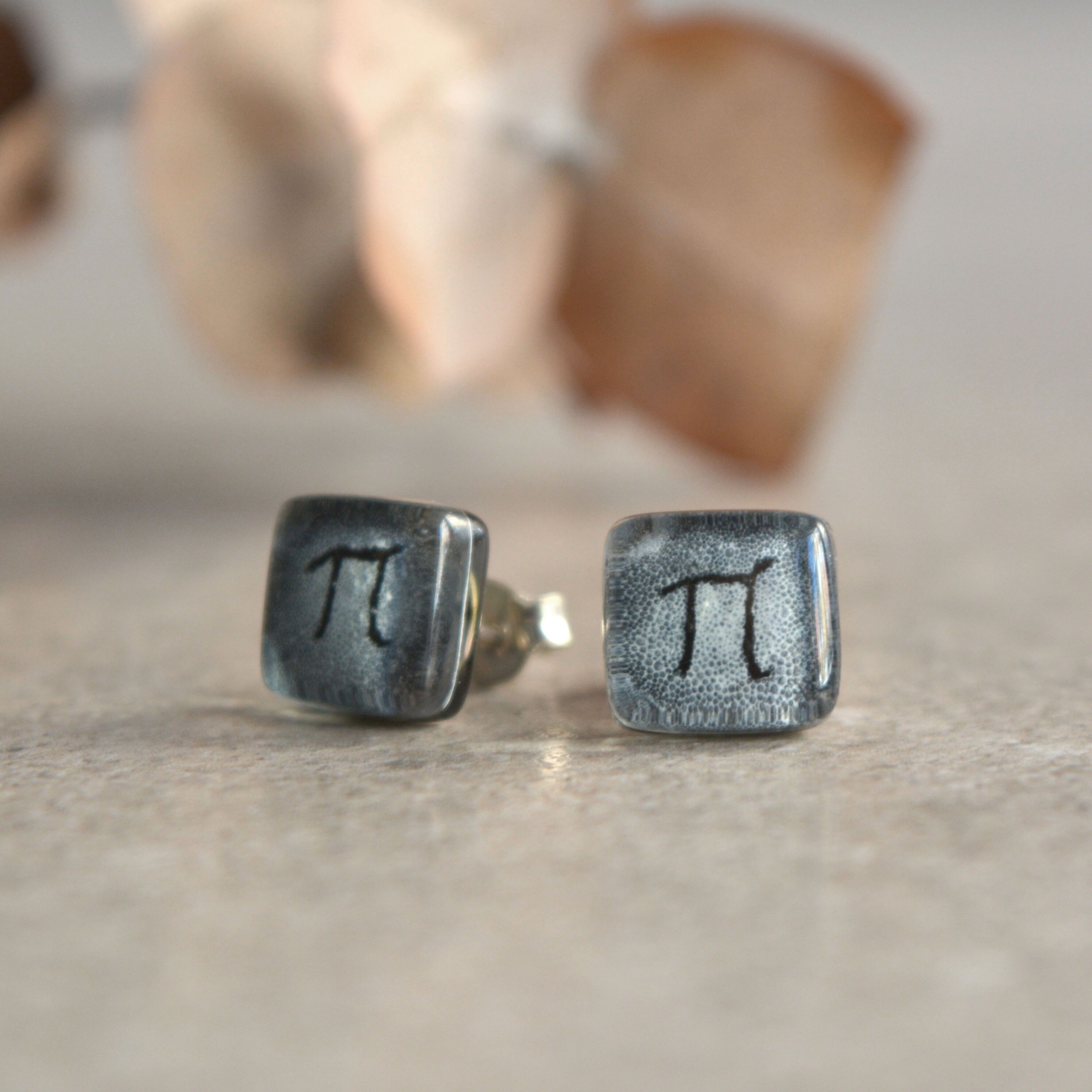 Pendientes símbolo Pi, Color gris, Plata de ley 925 y vidrio reciclado, Regalos sostenibles