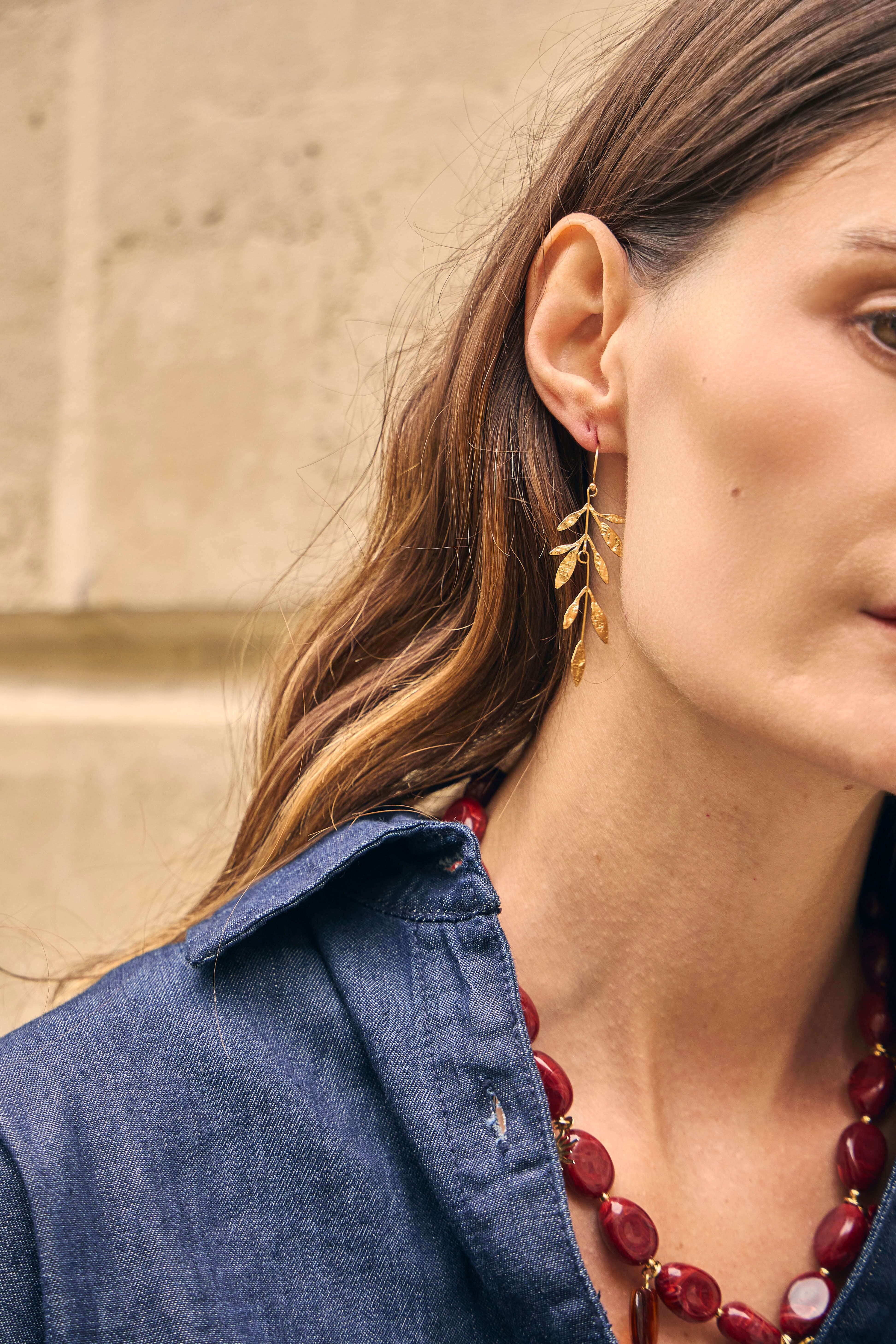 Goldene Zweig-Ohrhänger mit gehämmerten länglichen Blättern