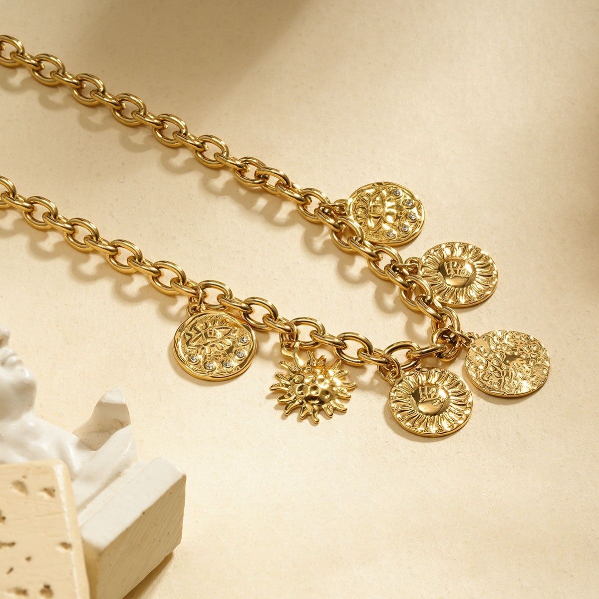 Collana D'oro Con 6 Pendenti Rotondi Con Soli E Occhi Incisi