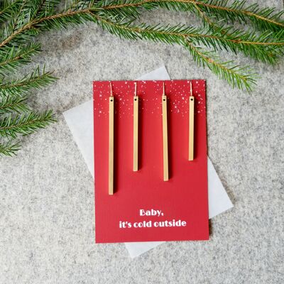 Adornos para árboles de Navidad con una tarjeta regalo.