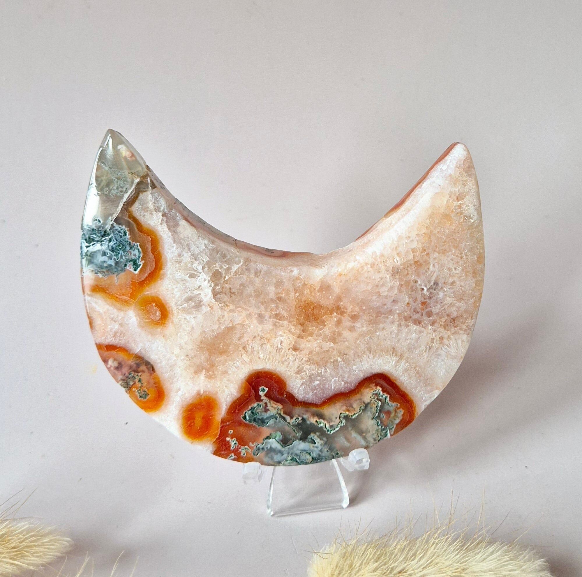 Agate mousse rouge Druzy Moon (8-10 cm) sur support – #36