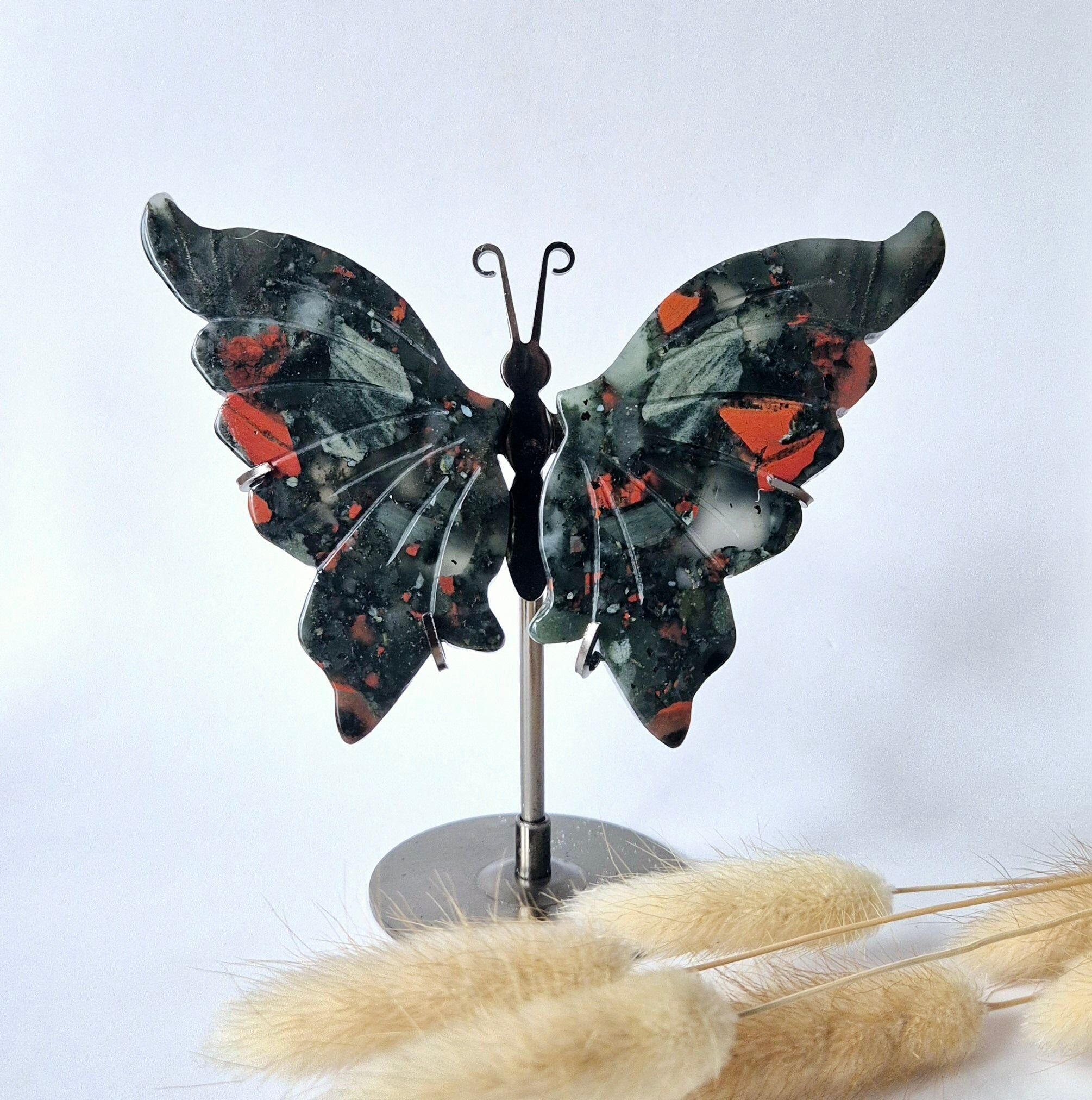 Papillon en pierre de sang africaine sur support – Sculpture en pierre précieuse sculptée à la main 12–14 cm (pierre de sang africaine)