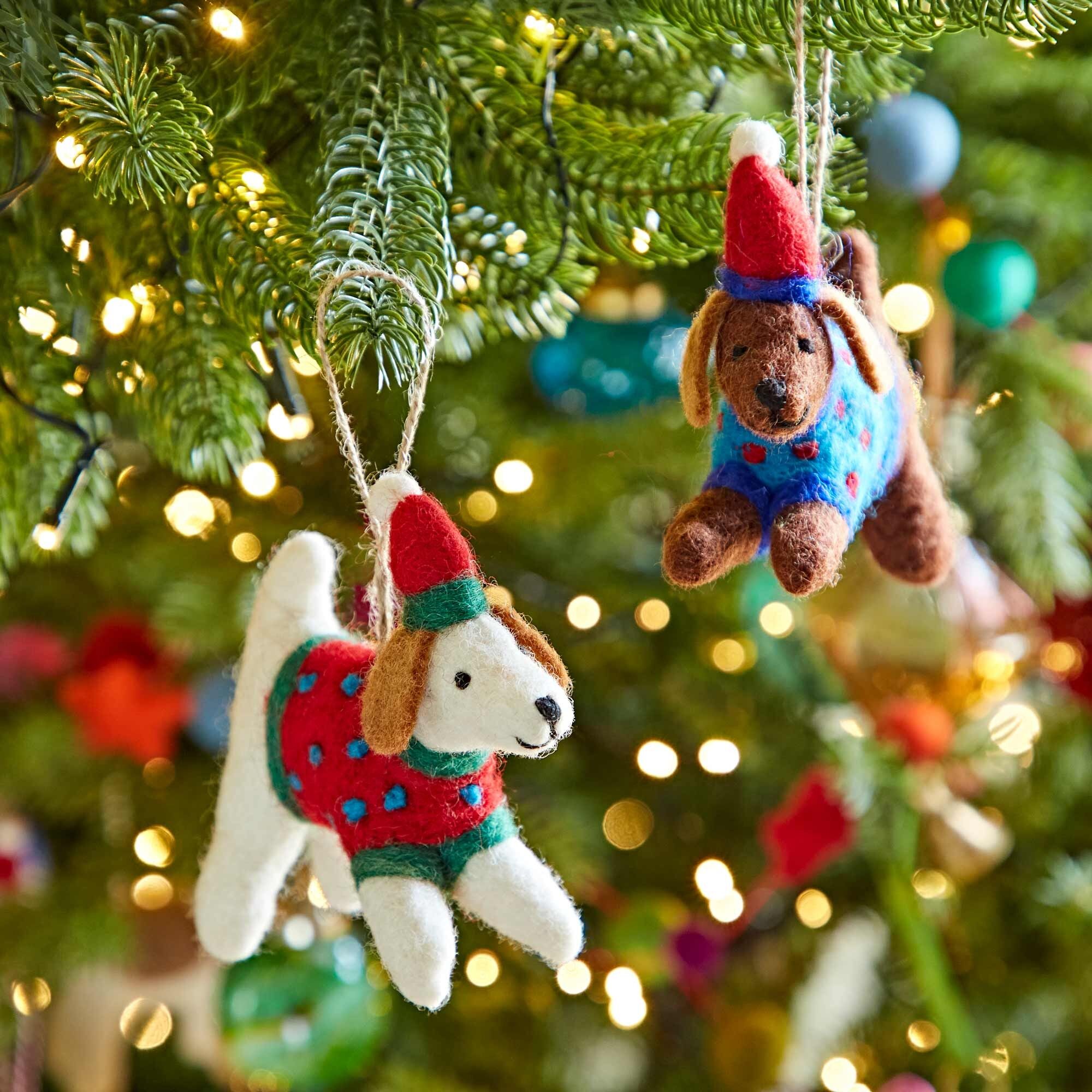Décoration de Noël en feutre avec un chien en pull