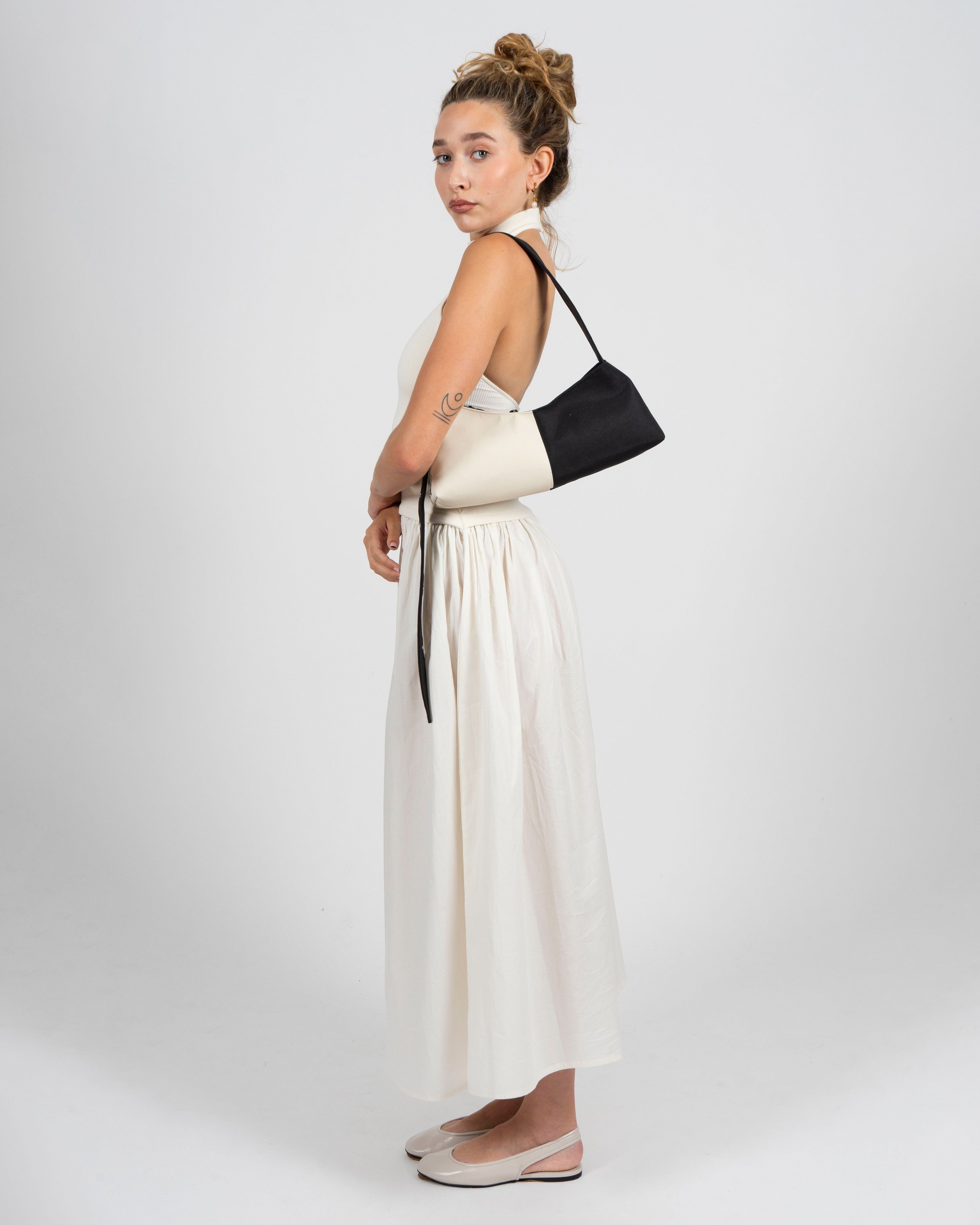 Bolso baguette blanco y negro con correa ajustable y hebilla plateada – Gala