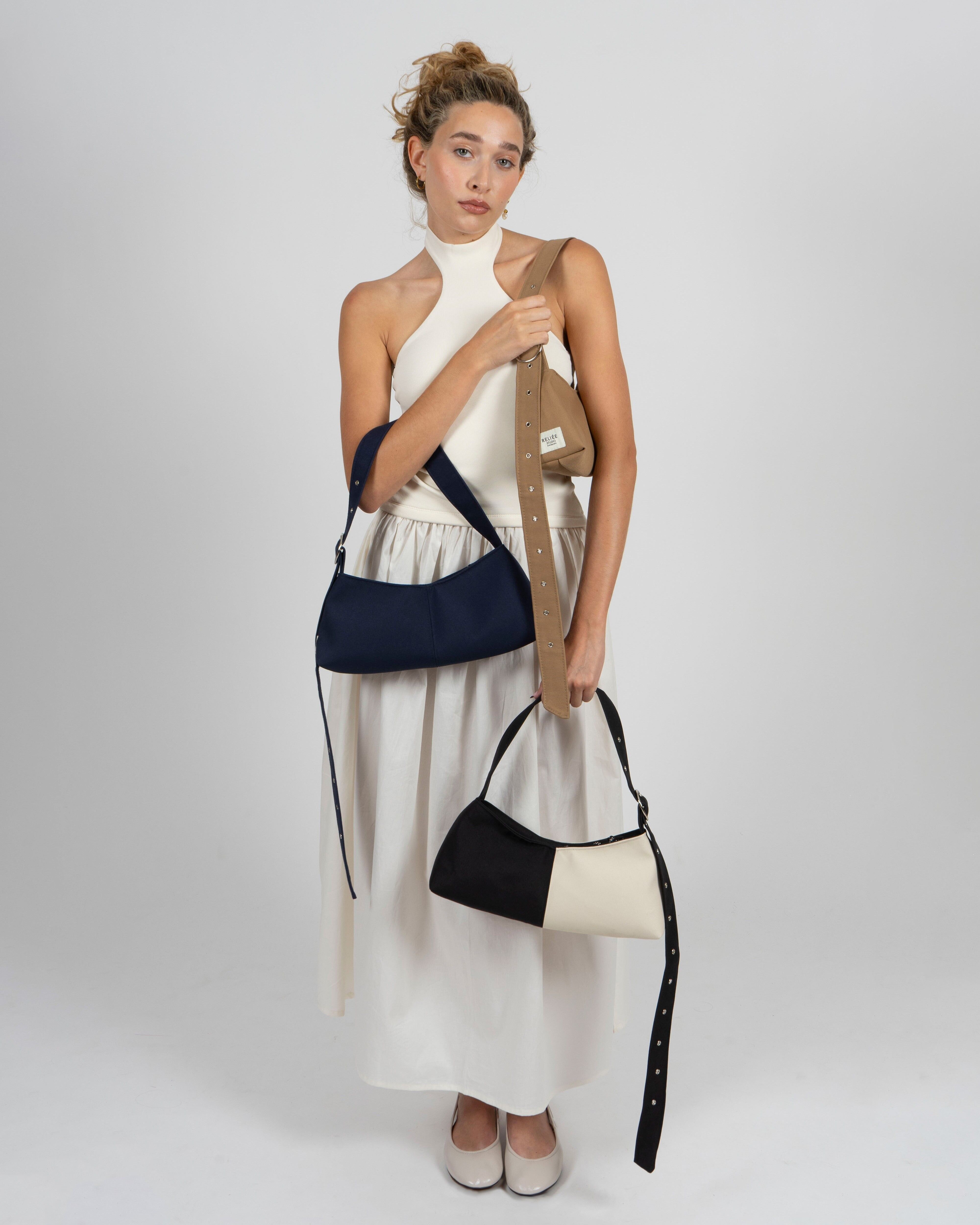 Bolso baguette blanco y negro con correa ajustable y hebilla plateada – Gala