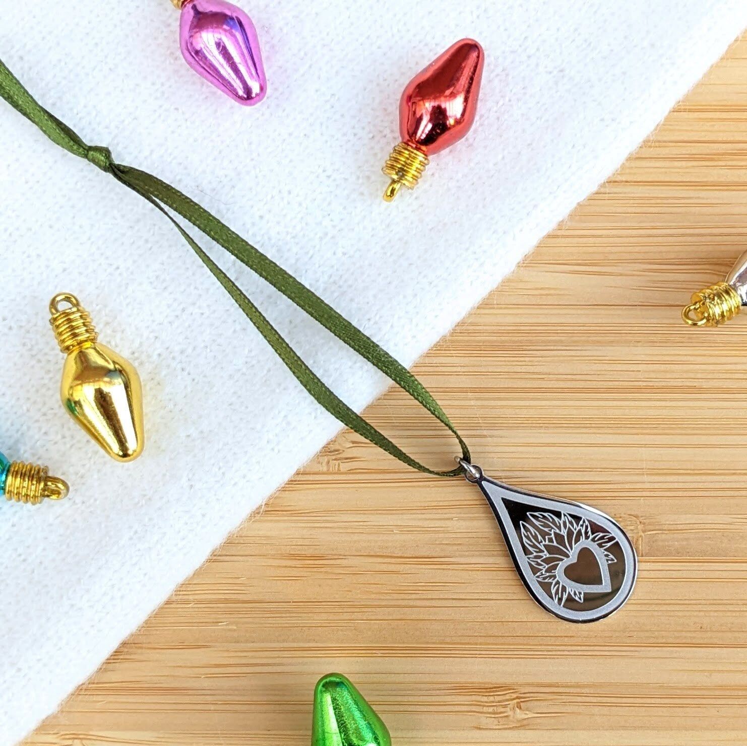 Decorazione sospesa in acciaio lucido con scritta "Allattamento al seno, Crescita liquida, Amore liquido"