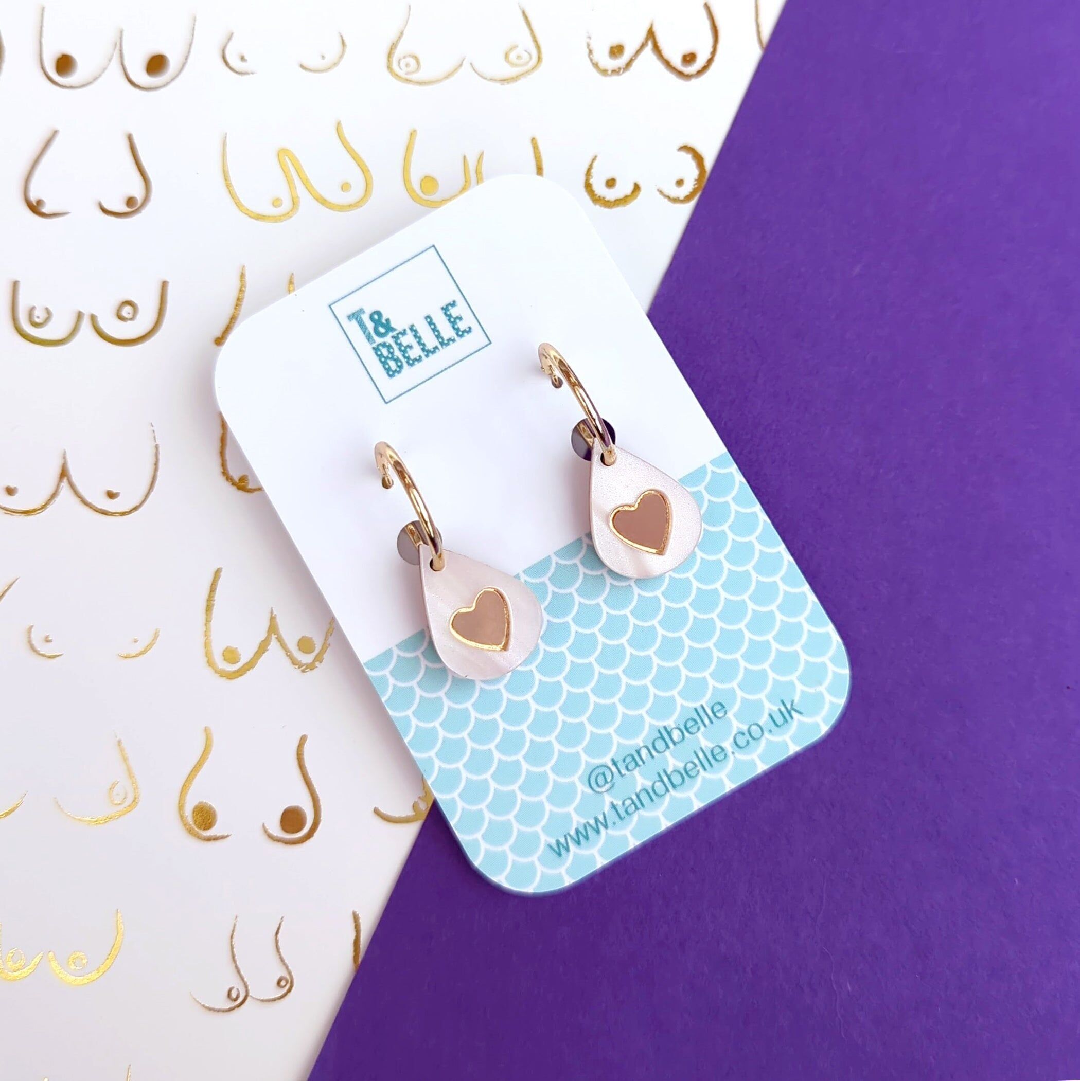 Orecchini in acrilico bianco perla e oro per la celebrazione dell'allattamento al seno Liquid Love