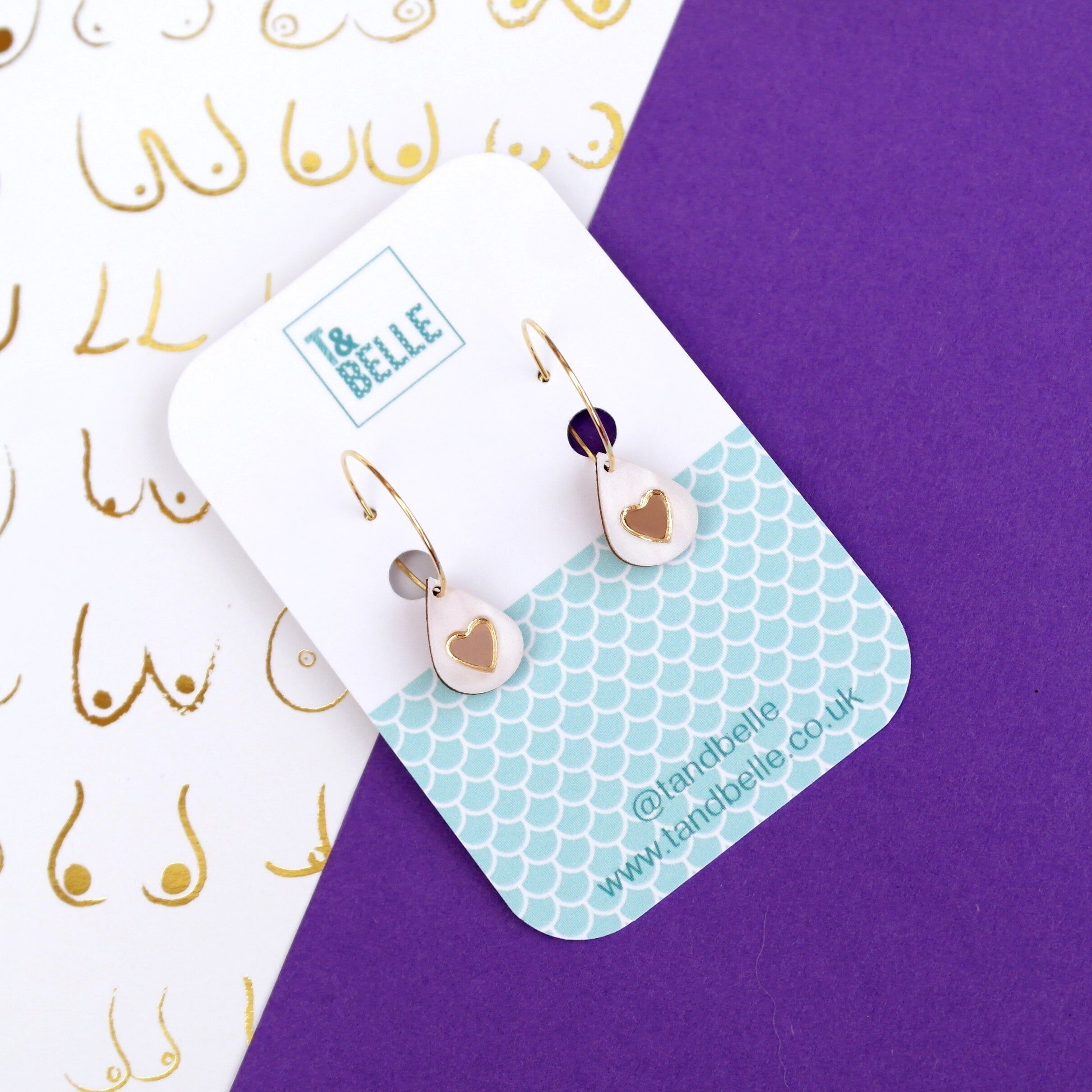 Mini orecchini a cerchio in acrilico bianco perla e oro Liquid Love Breastfeeding Celebration