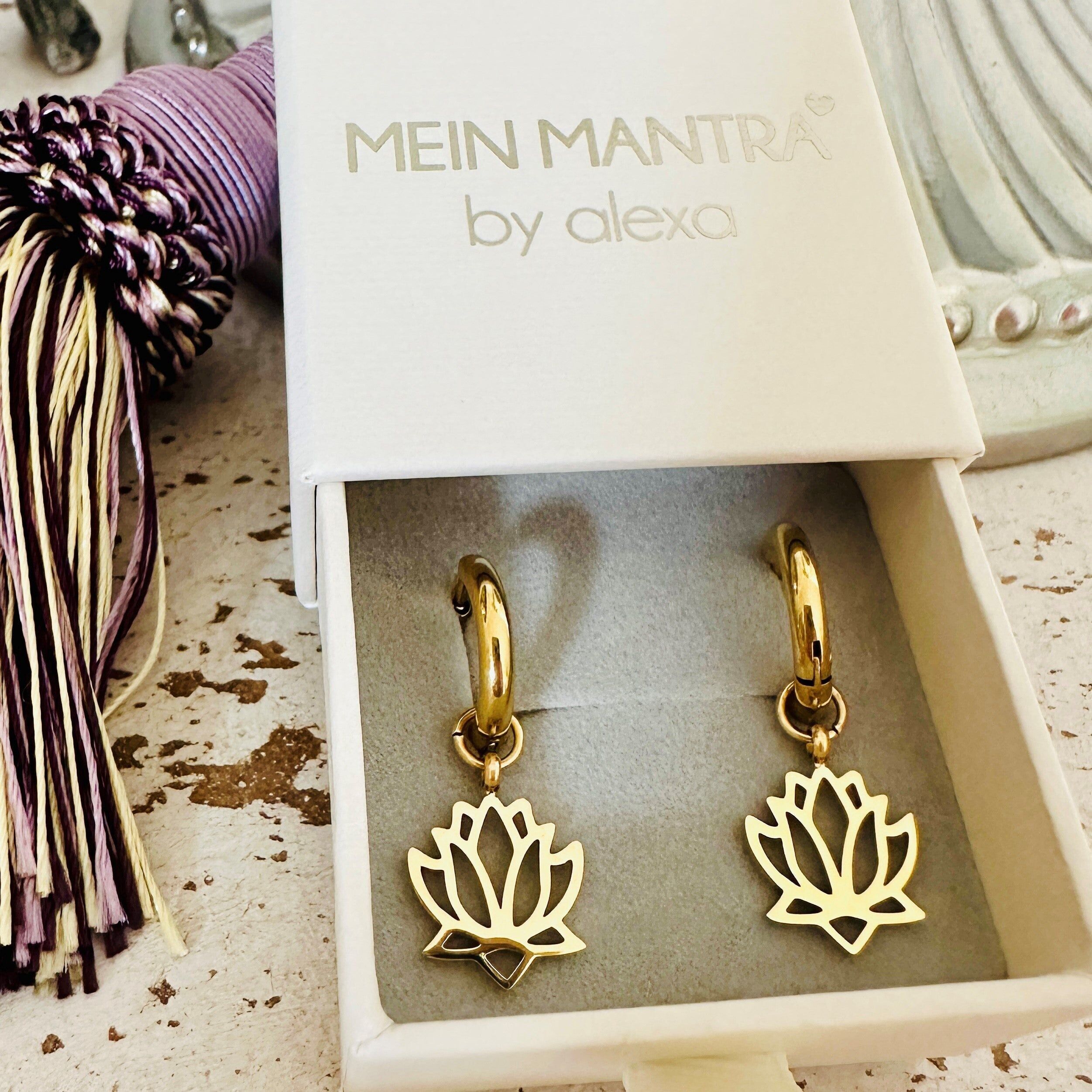 Boucles d'oreilles créoles avec fleur de lotus