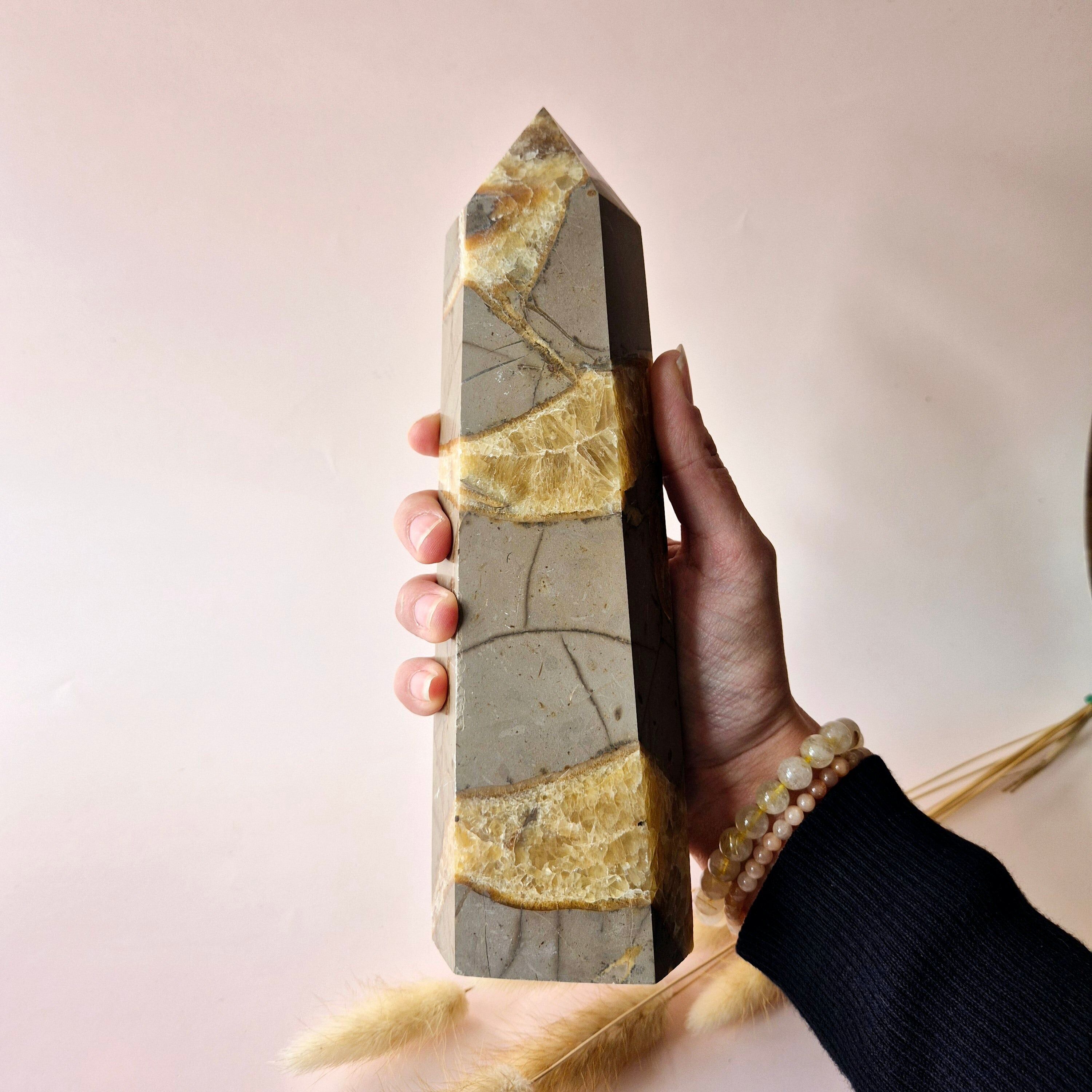 Torre Septariana XXL – 1170 g. Obelisco Septariano de Piedra de Dragón, pieza llamativa de poder y paz espiritual.