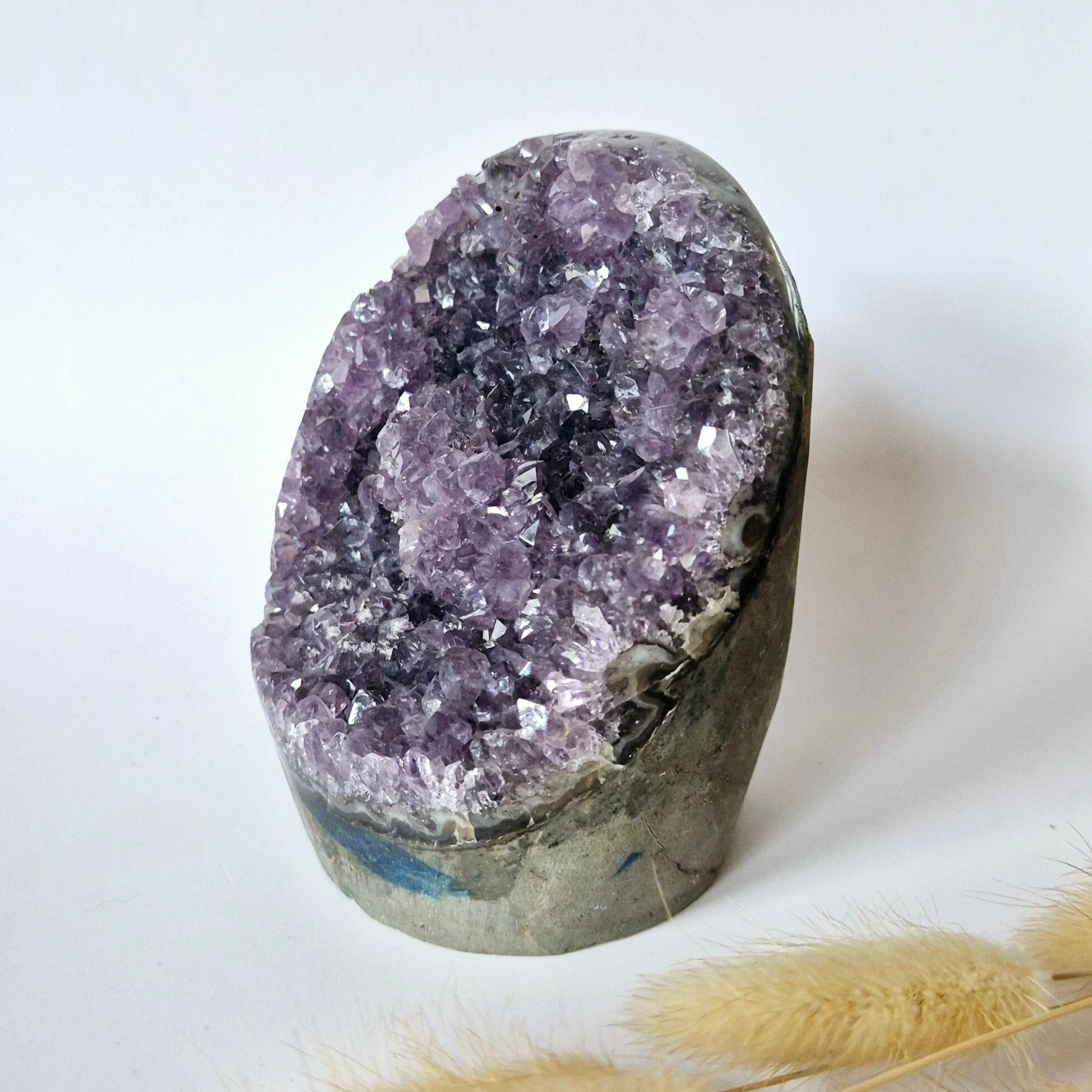 Geoda de amatista pulida de 756 gramos: un atractivo espiritual con energía poderosa.