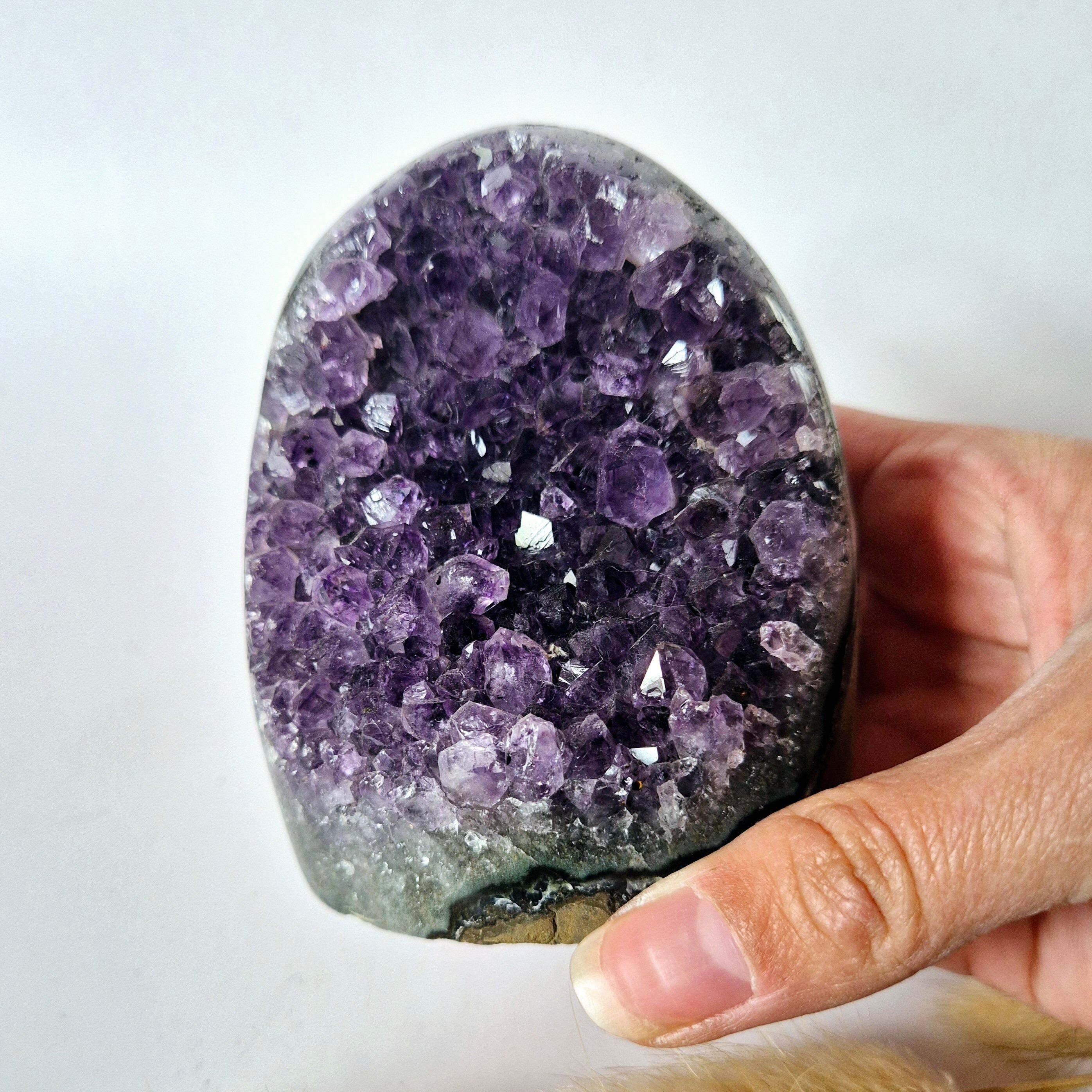 Geoda de amatista pulida de 427 gramos: un atractivo espiritual con energía poderosa.