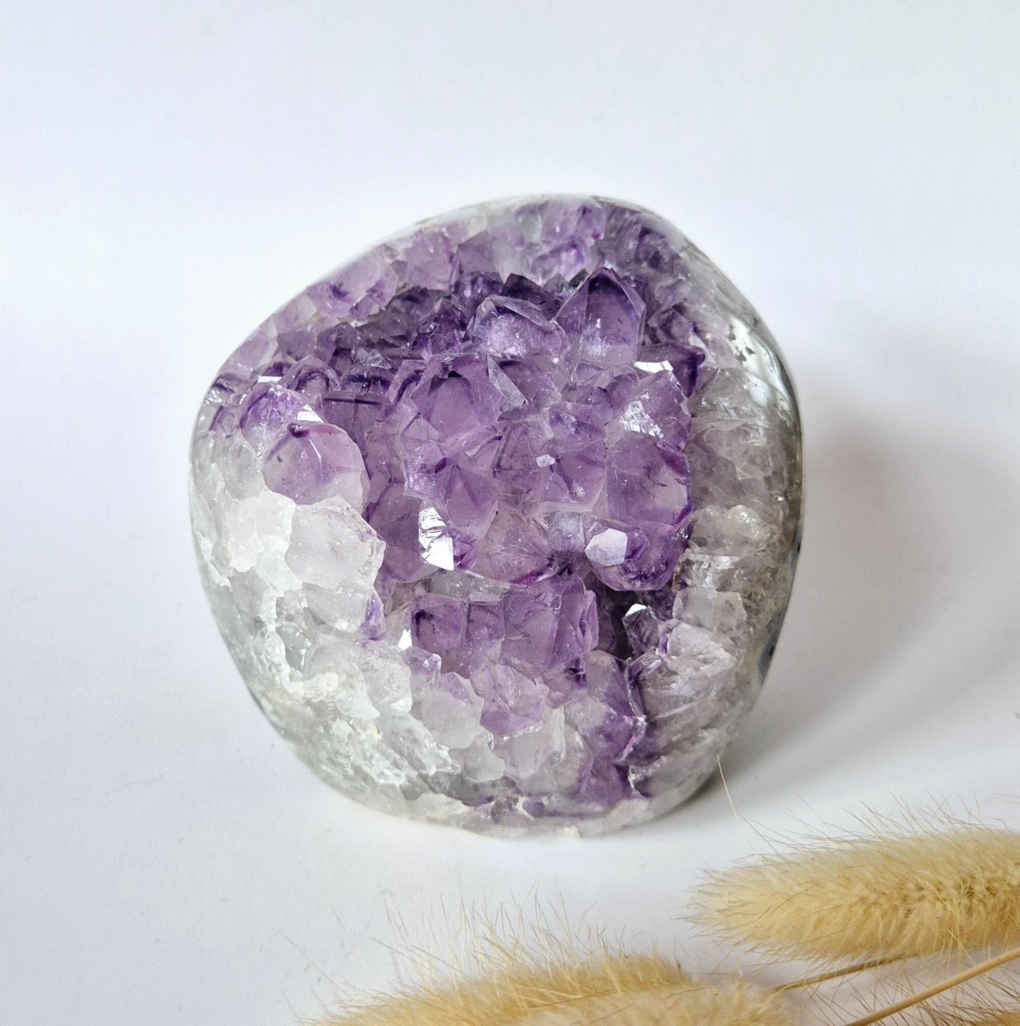 Géode d'améthyste polie de 757 grammes - Attrape-regard spirituel avec une énergie puissante