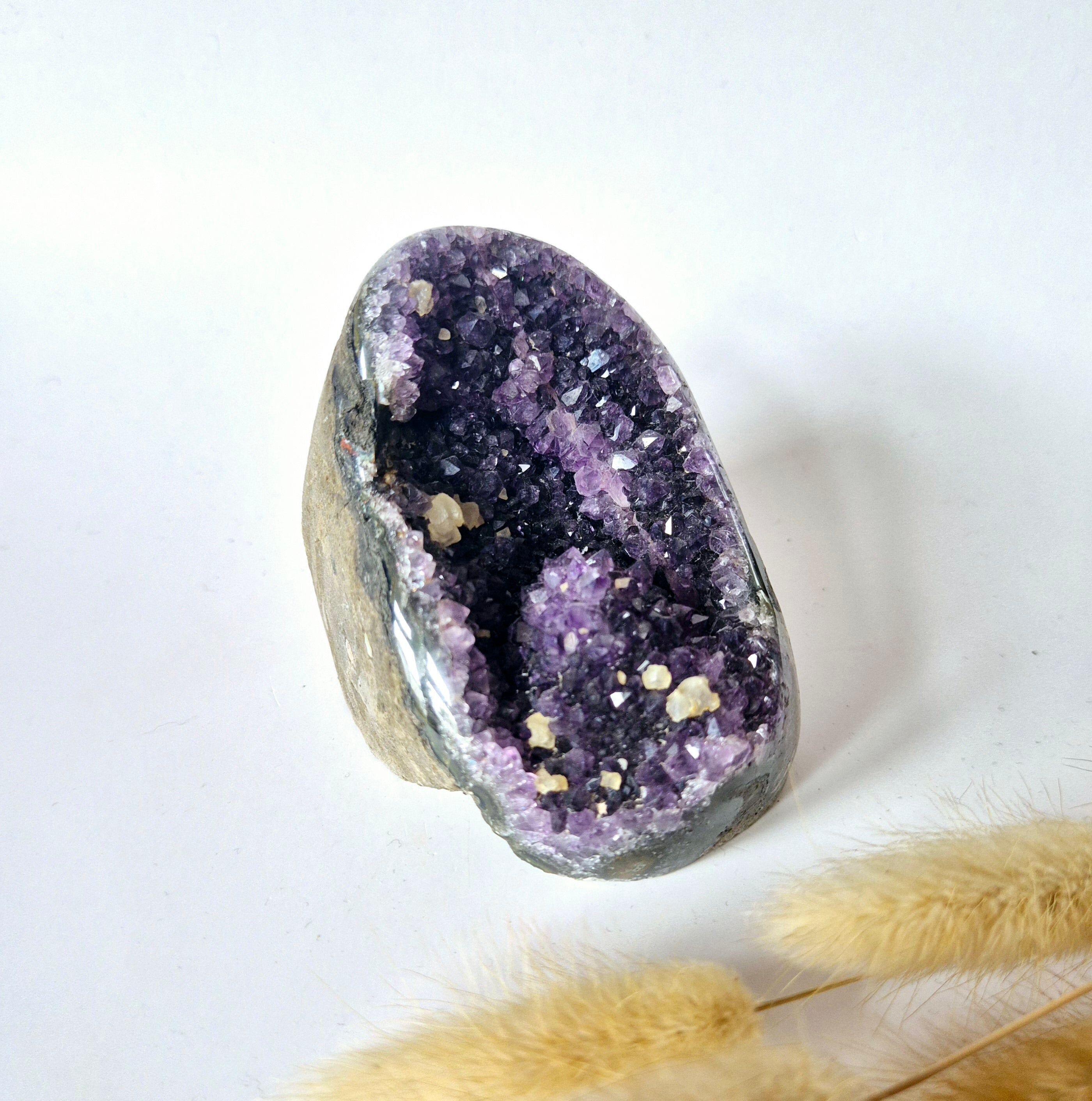 Geoda de amatista pulida de 342 gramos: un atractivo espiritual con energía poderosa.