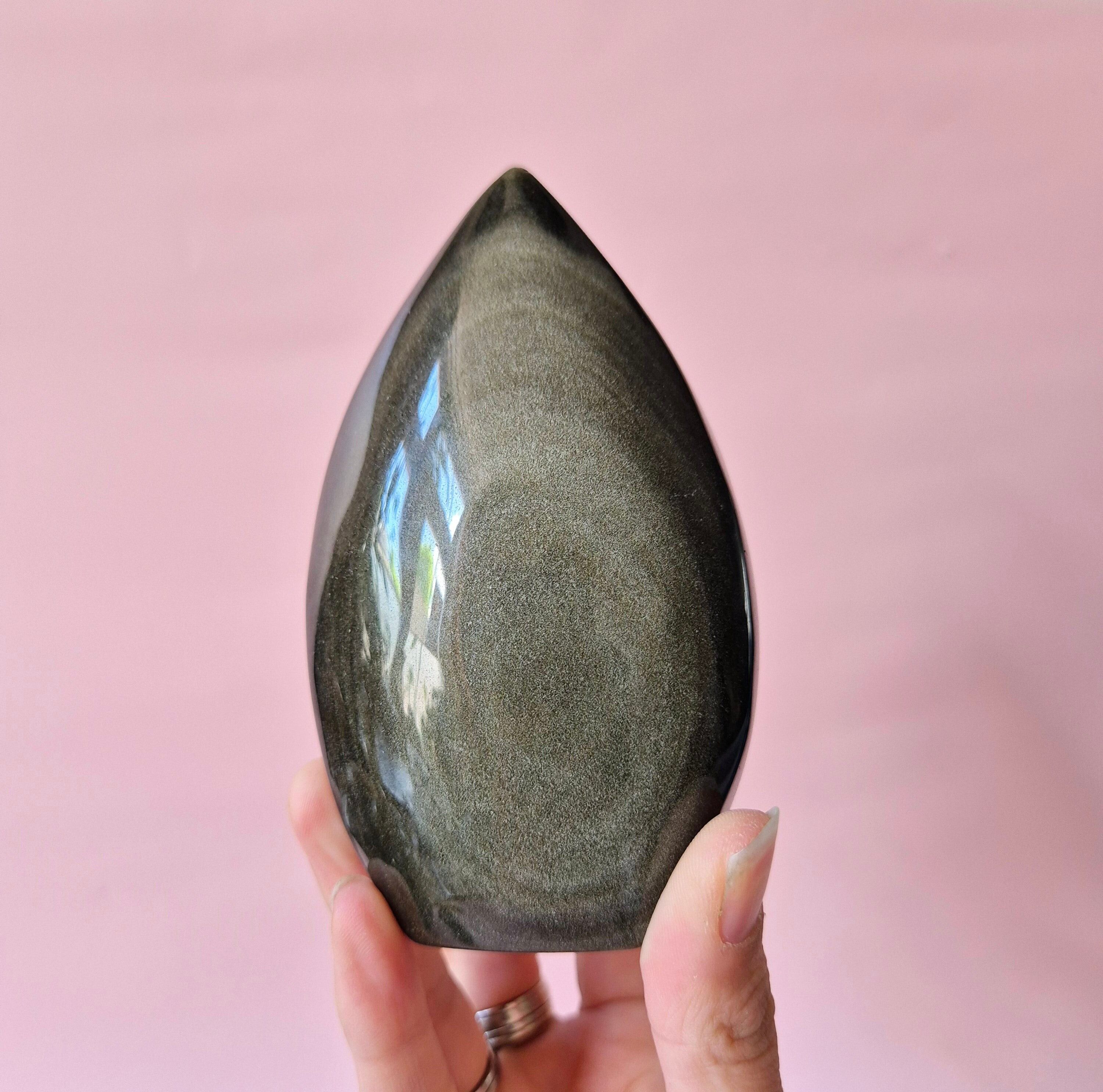 Pierre précieuse en obsidienne dorée – Puissance, perspicacité et protection (8–10 cm)