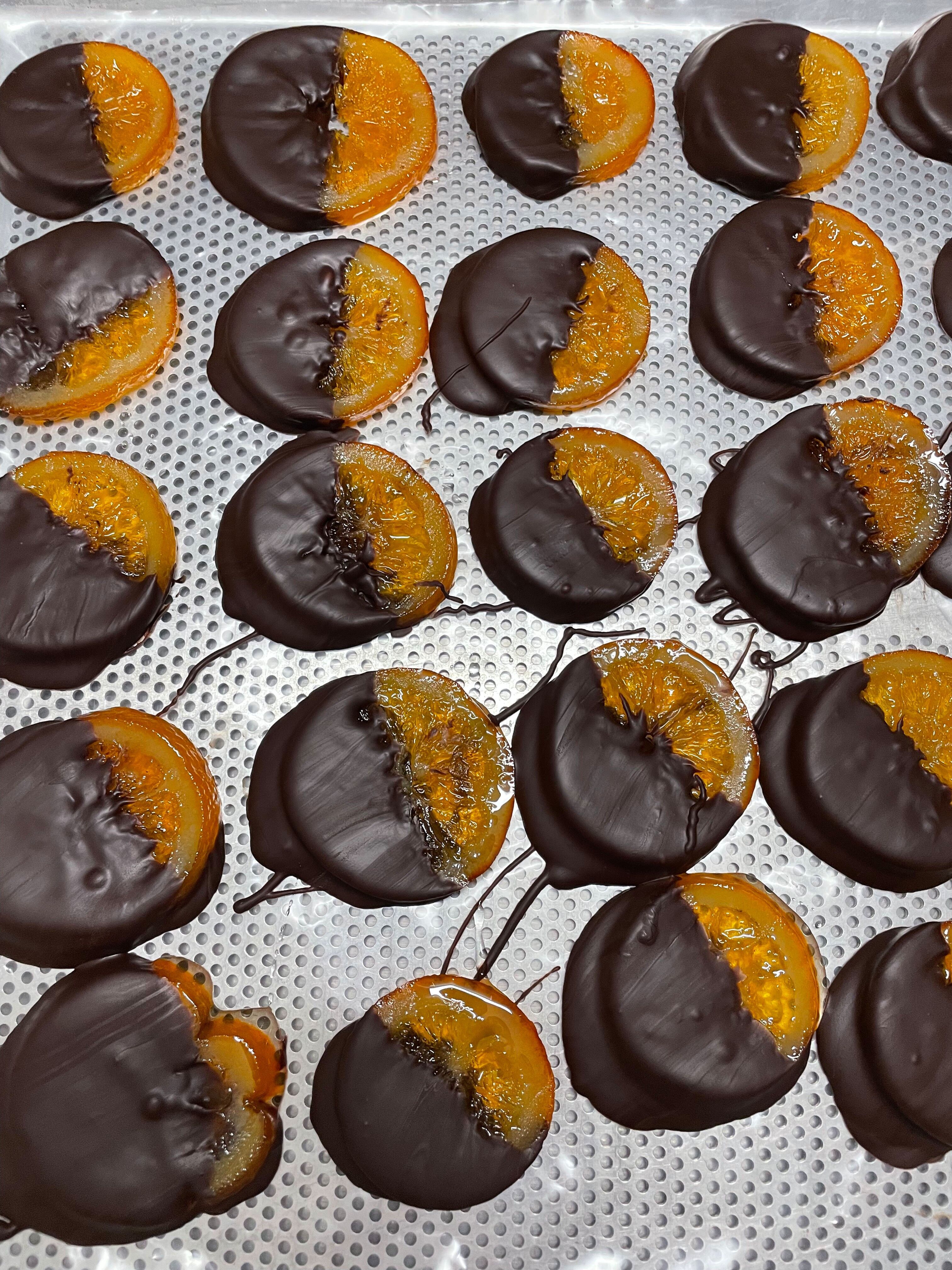 Kandierte Orangenscheiben, überzogen mit dunkler Schokolade mit 76 % brasilianischem Kakao
