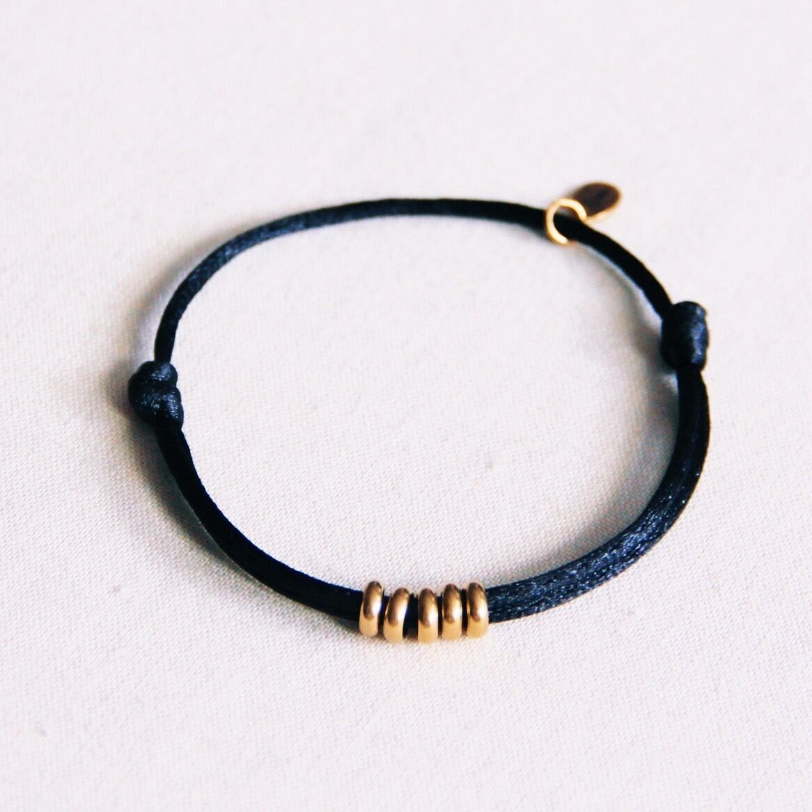 Bracciale in raso con anelli - nero/oro