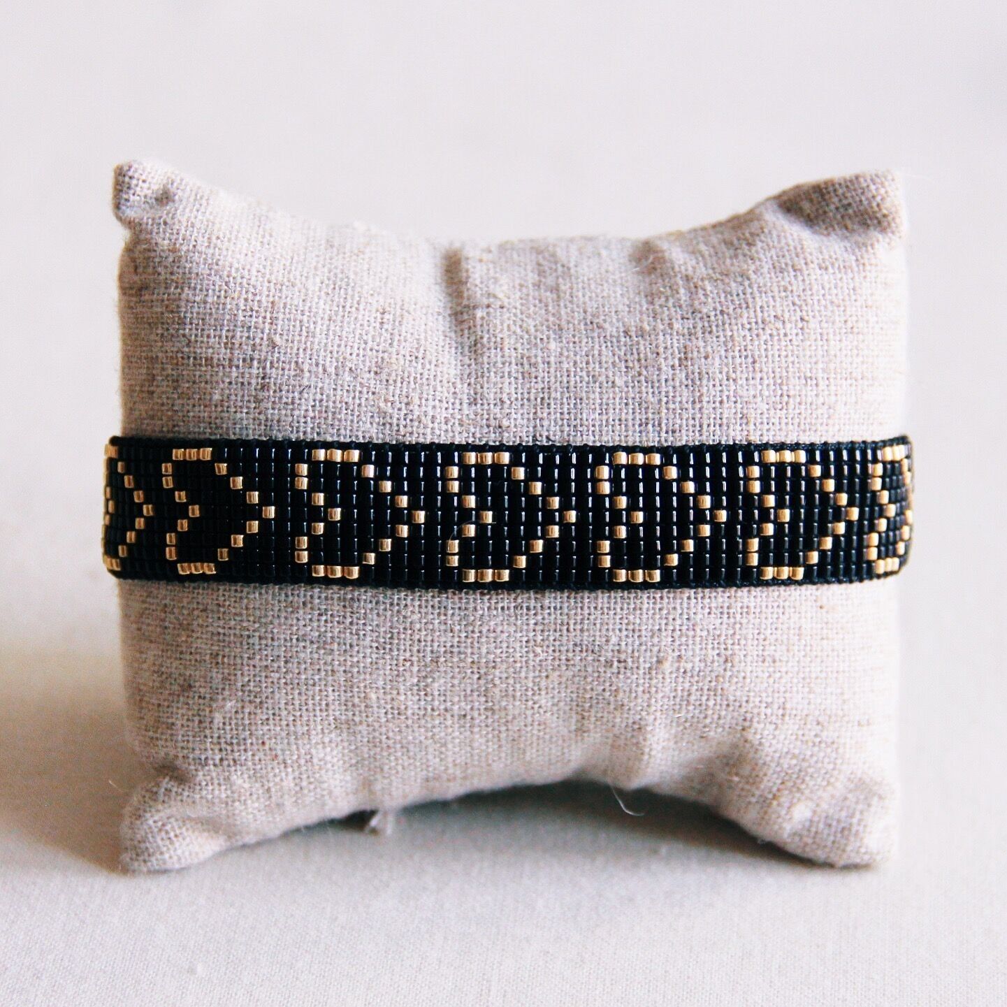 Pulsera tejida con corazón - chapada en oro y negro