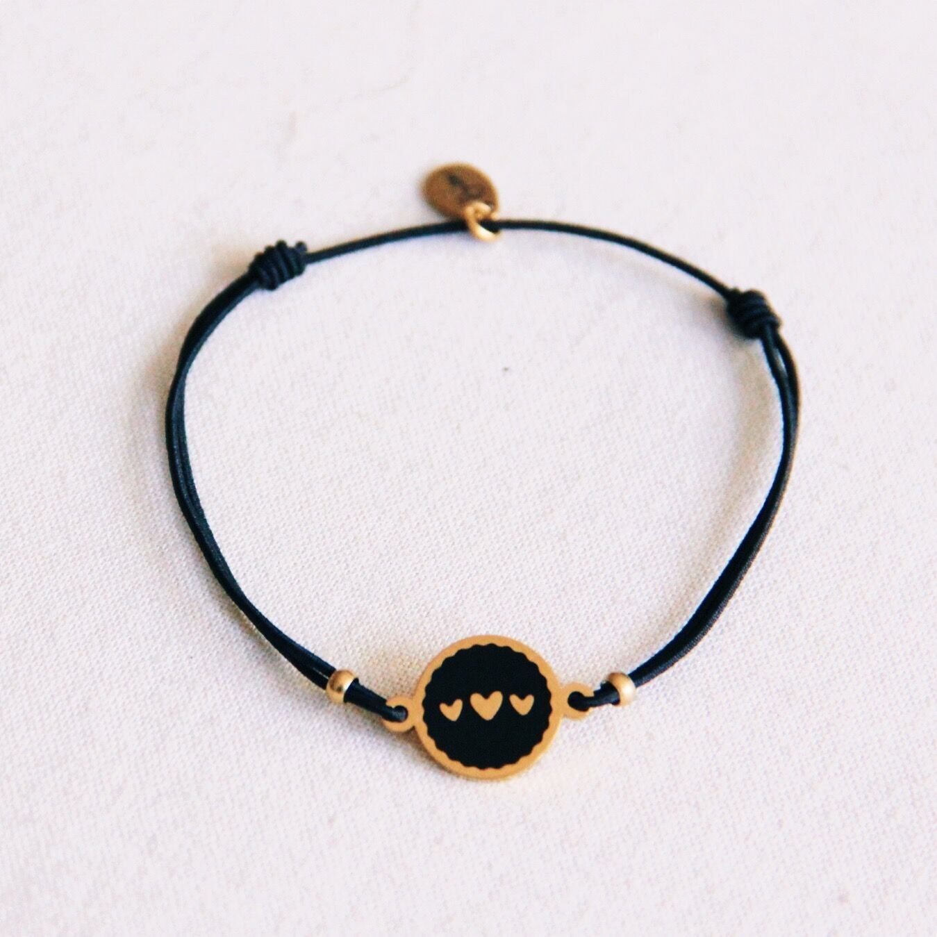 Bracciale elastico con 3 ciondoli a forma di cuore - nero/oro