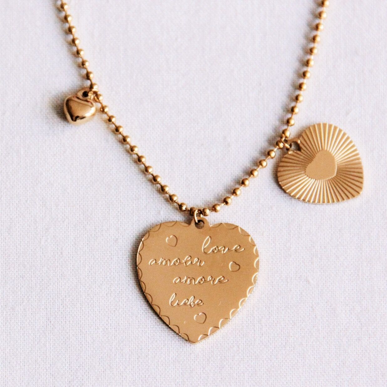 Collar con dije de cadena de bolas y 3 corazones