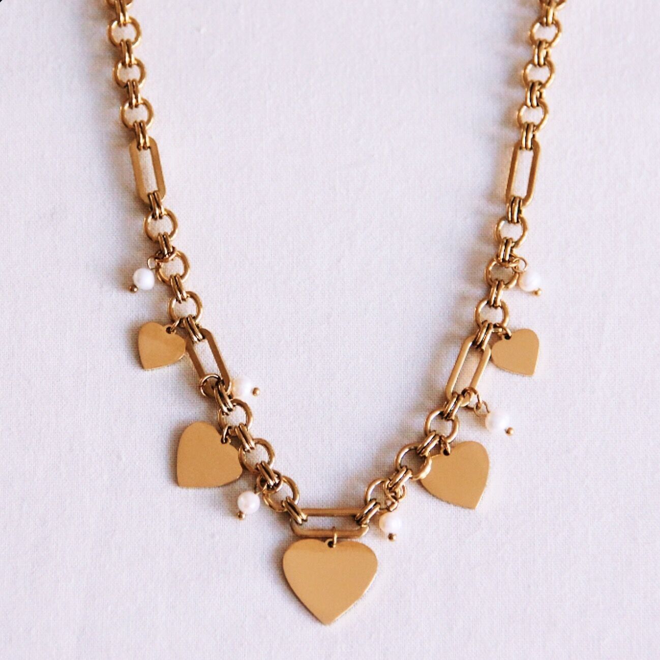 Collares de charms con corazones y mini perlas