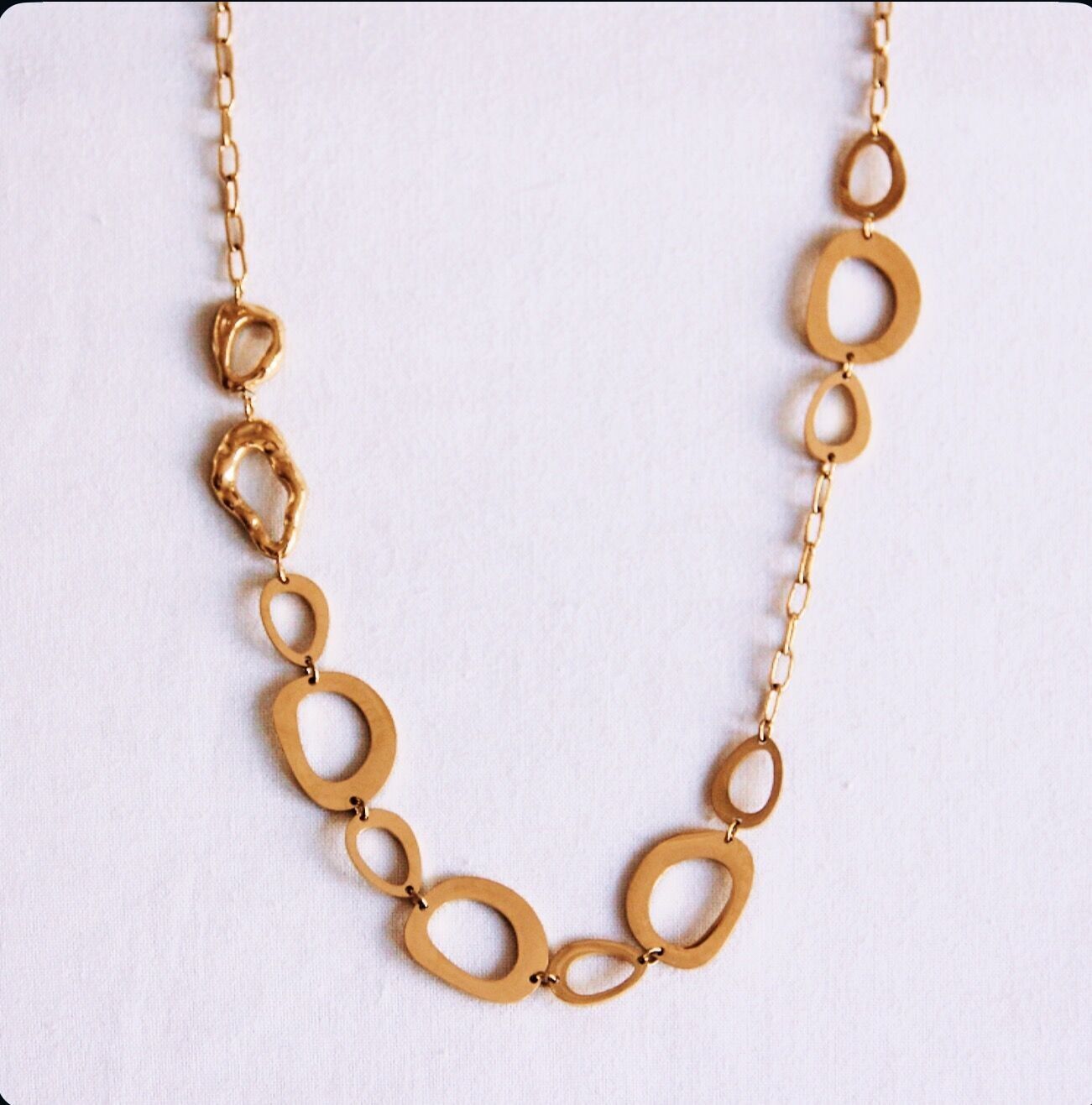 Collana lunga a catena a D con maglie grandi