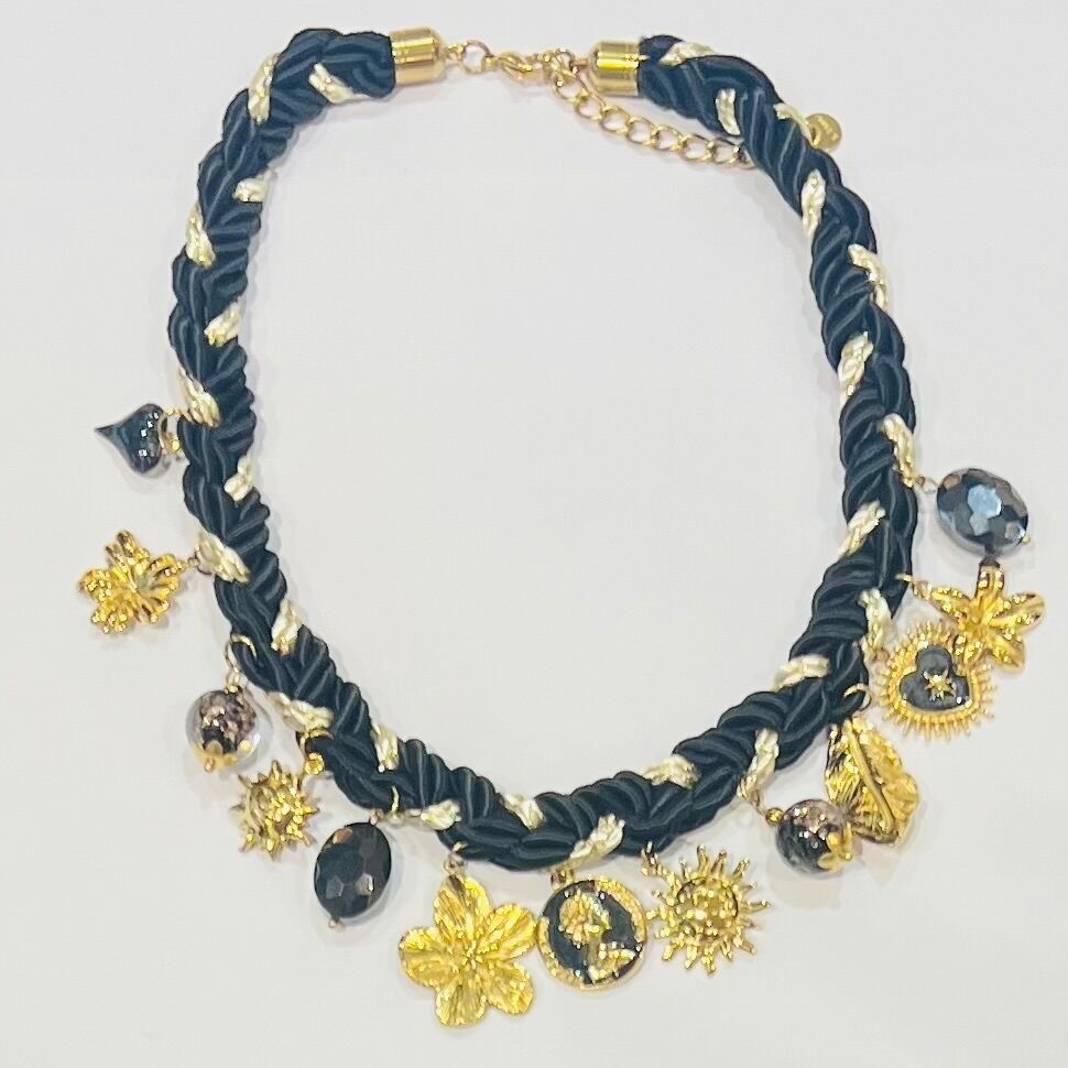 Collana in corda intrecciata bicolore con ciondoli in acciaio