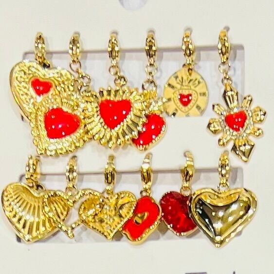 Set di 12 ciondoli in acciaio con cuori ed email ex voto