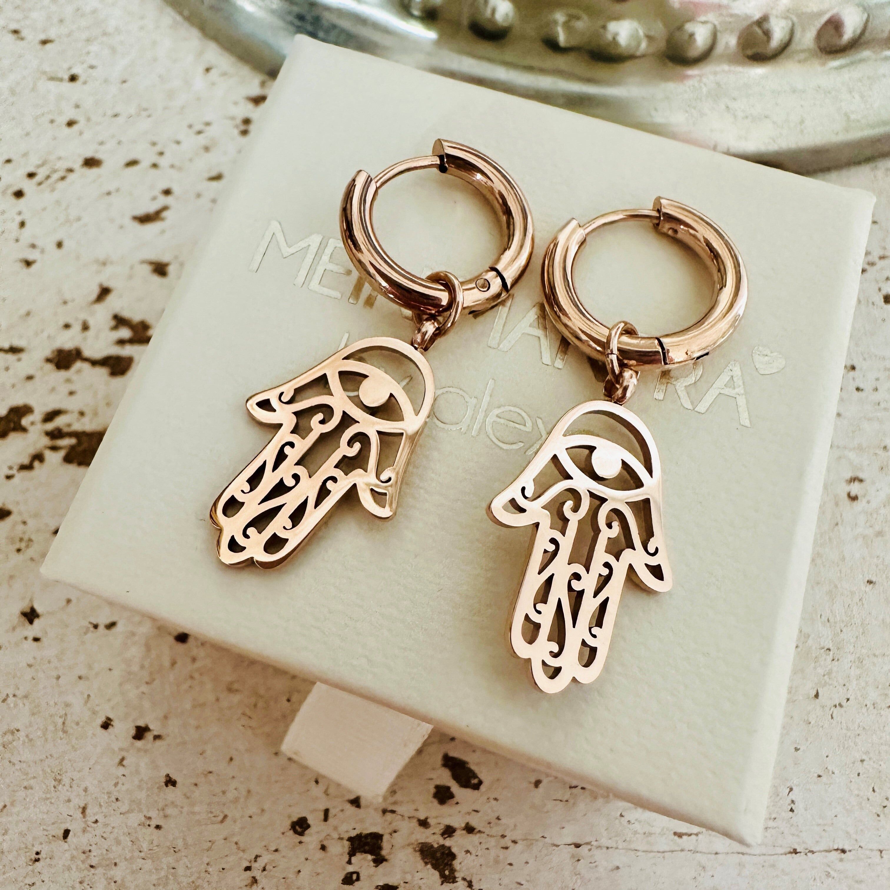 Orecchini a cerchio con mano di Hamsa