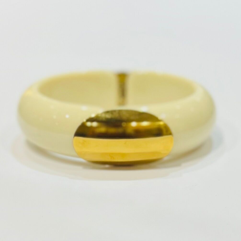 Pulsera de resina que se puede abrir con placa central de acero.