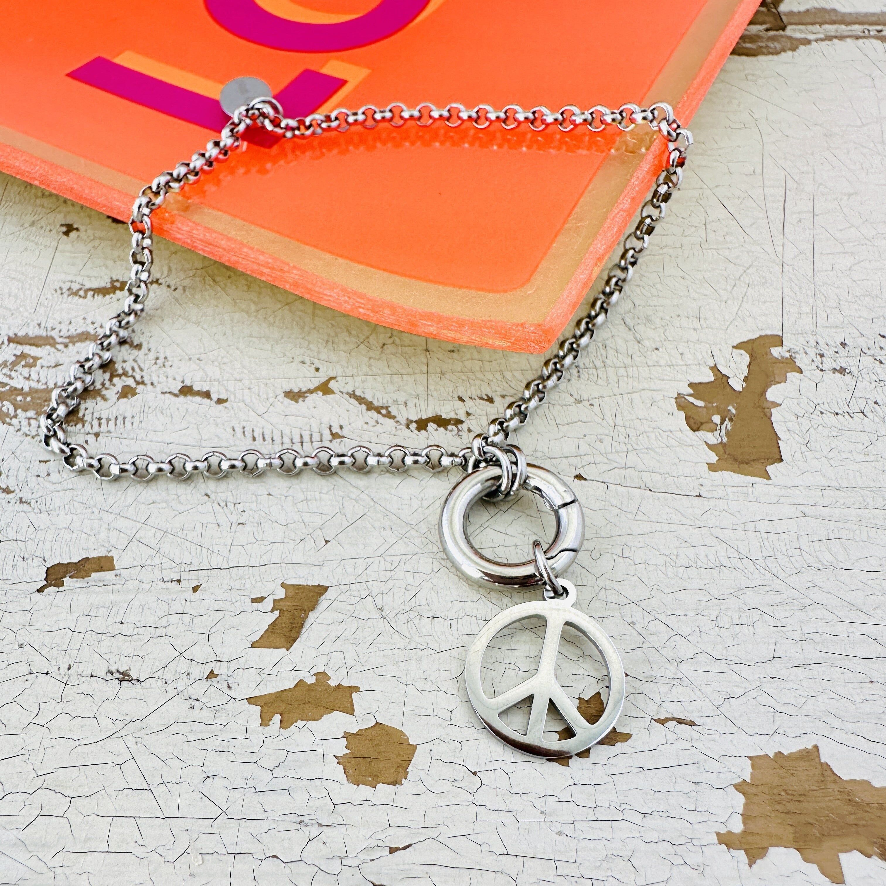 Pulsera de dijes con paz