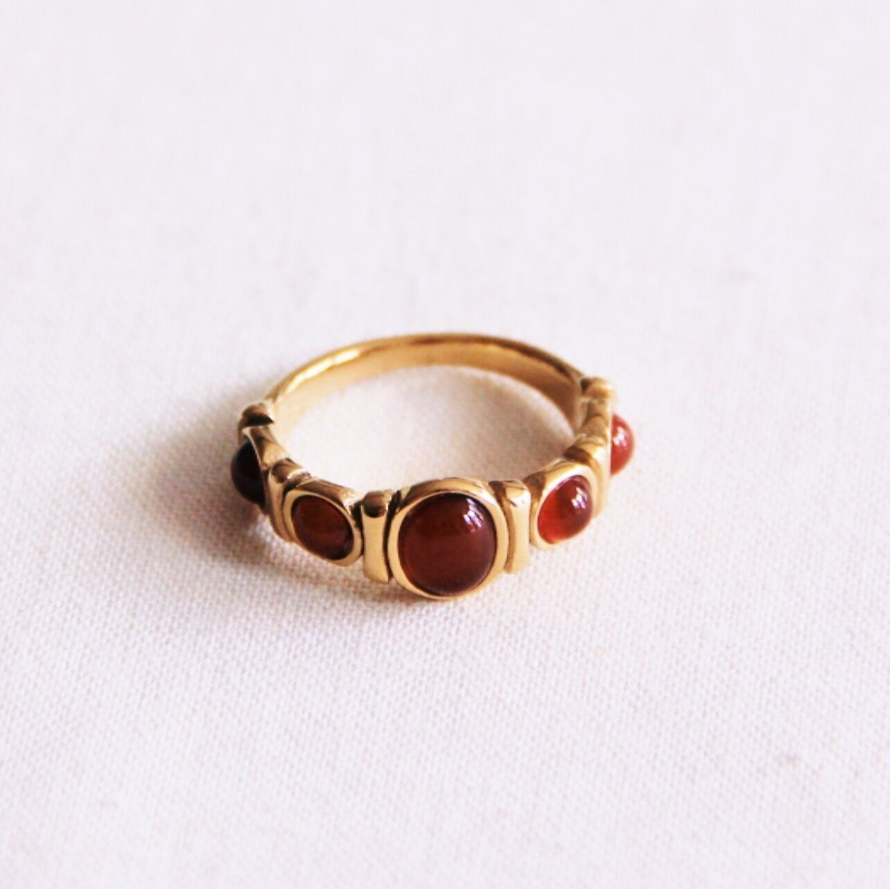 Anello liscio con 5 pietre - rosso