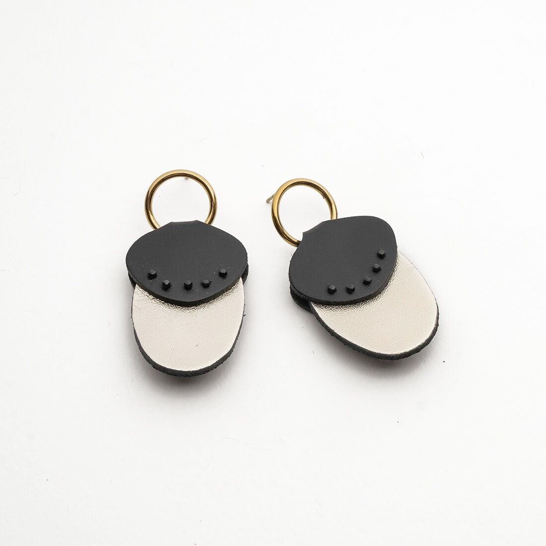 Orecchini in pelle con ghiande